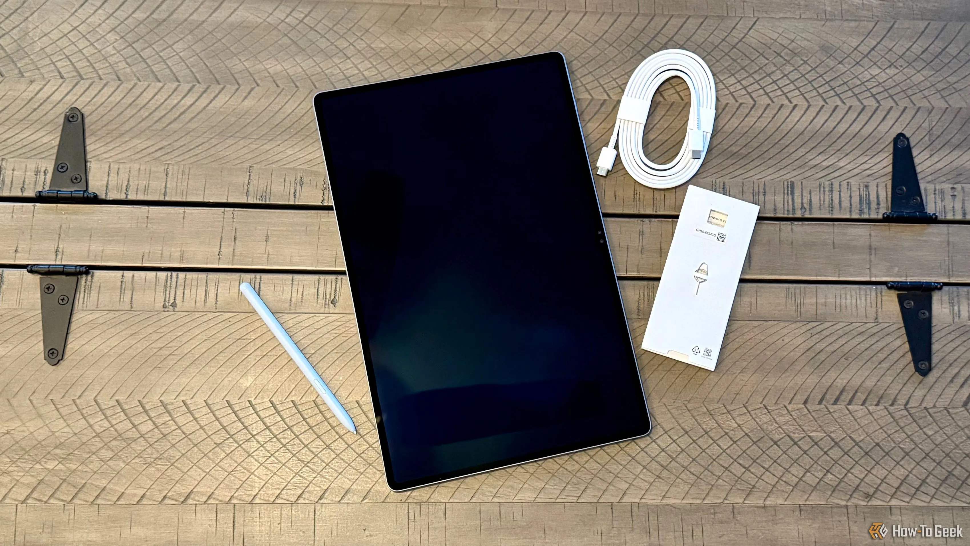 Máy tính bảng Samsung Galaxy Tab S10 Ultra cùng với các phụ kiện đi kèm như S Pen và bàn phím, được đặt trên một chiếc bàn gọn gàng.