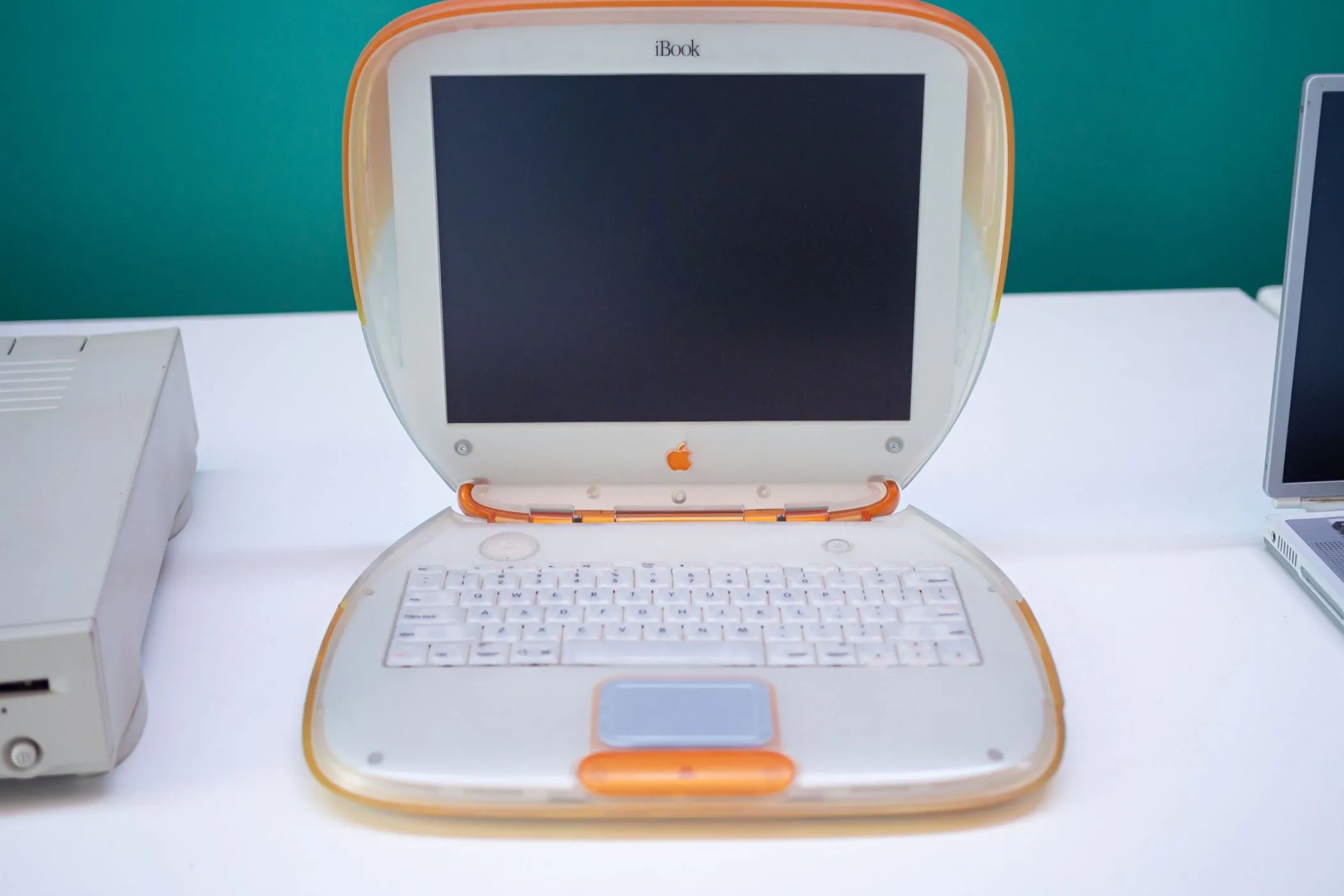 Máy tính xách tay Apple iBook G3 cổ điển từ những năm 90, đã được nâng cấp với cổng sạc USB-C hiện đại, kết hợp nét hoài cổ và tiện ích