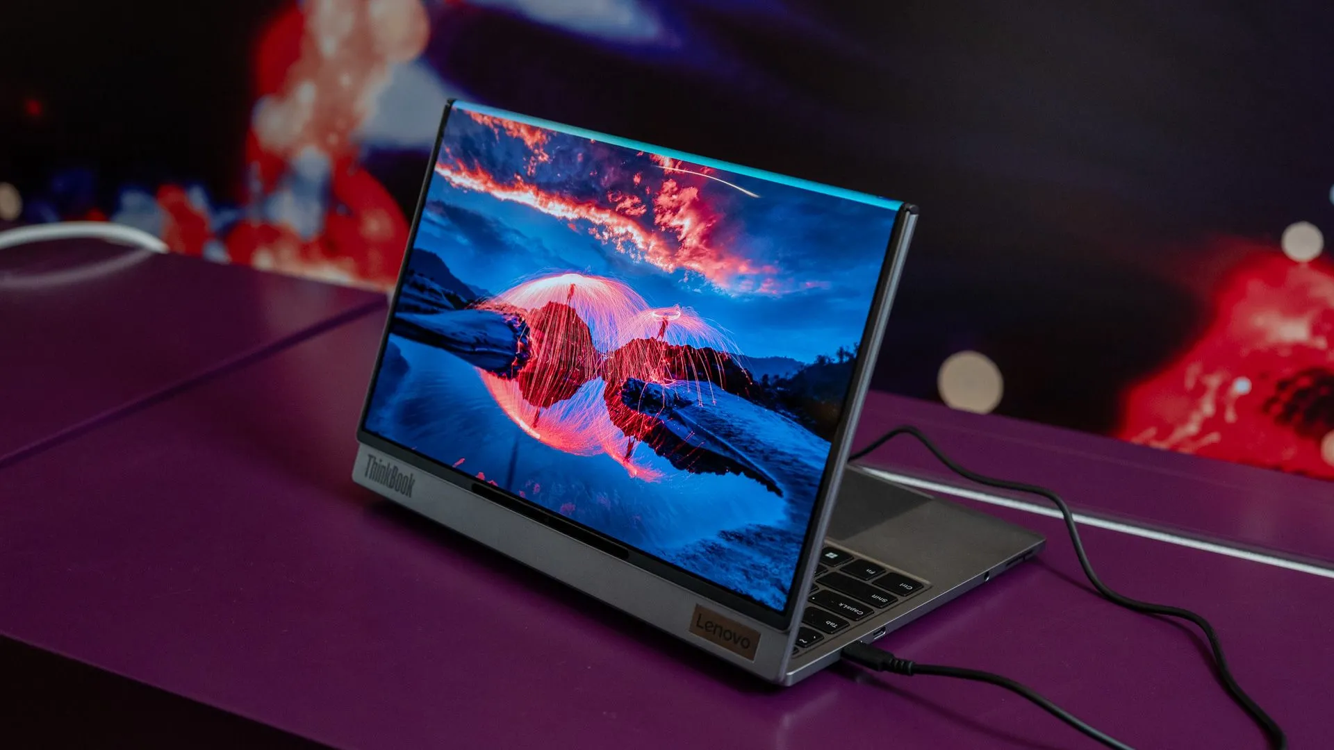 Máy tính xách tay Lenovo ThinkBook Flip AI PC Concept với thiết kế màn hình gập độc đáo, cho phép hiển thị nội dung ra phía sau.