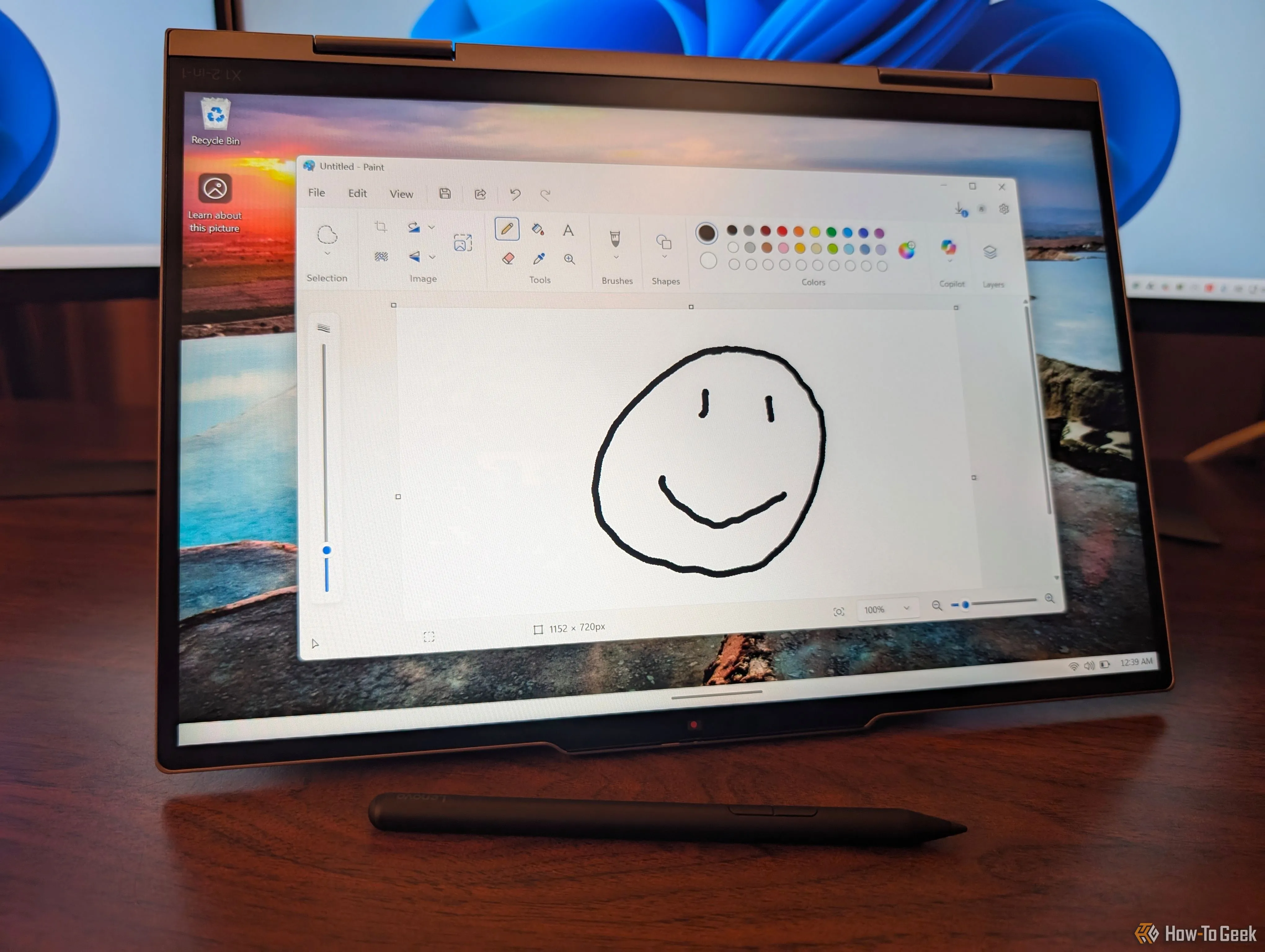 Máy tính xách tay Lenovo ThinkPad X1 2-in-1 Gen 10 gập hình chữ A, minh họa khả năng sử dụng linh hoạt với bút stylus cho công việc sáng tạo nghệ thuật hoặc ghi chú.