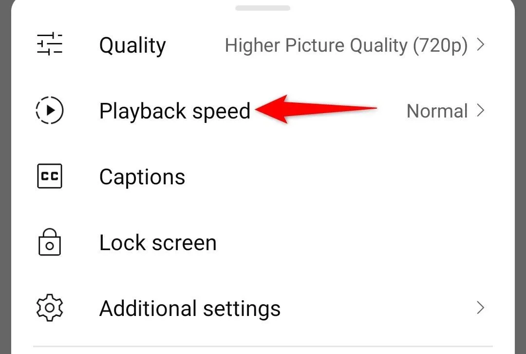 Menu tùy chọn cài đặt video YouTube, với mục &quot;Tốc độ phát&quot; (Playback Speed) được đánh dấu để điều chỉnh tốc độ xem.