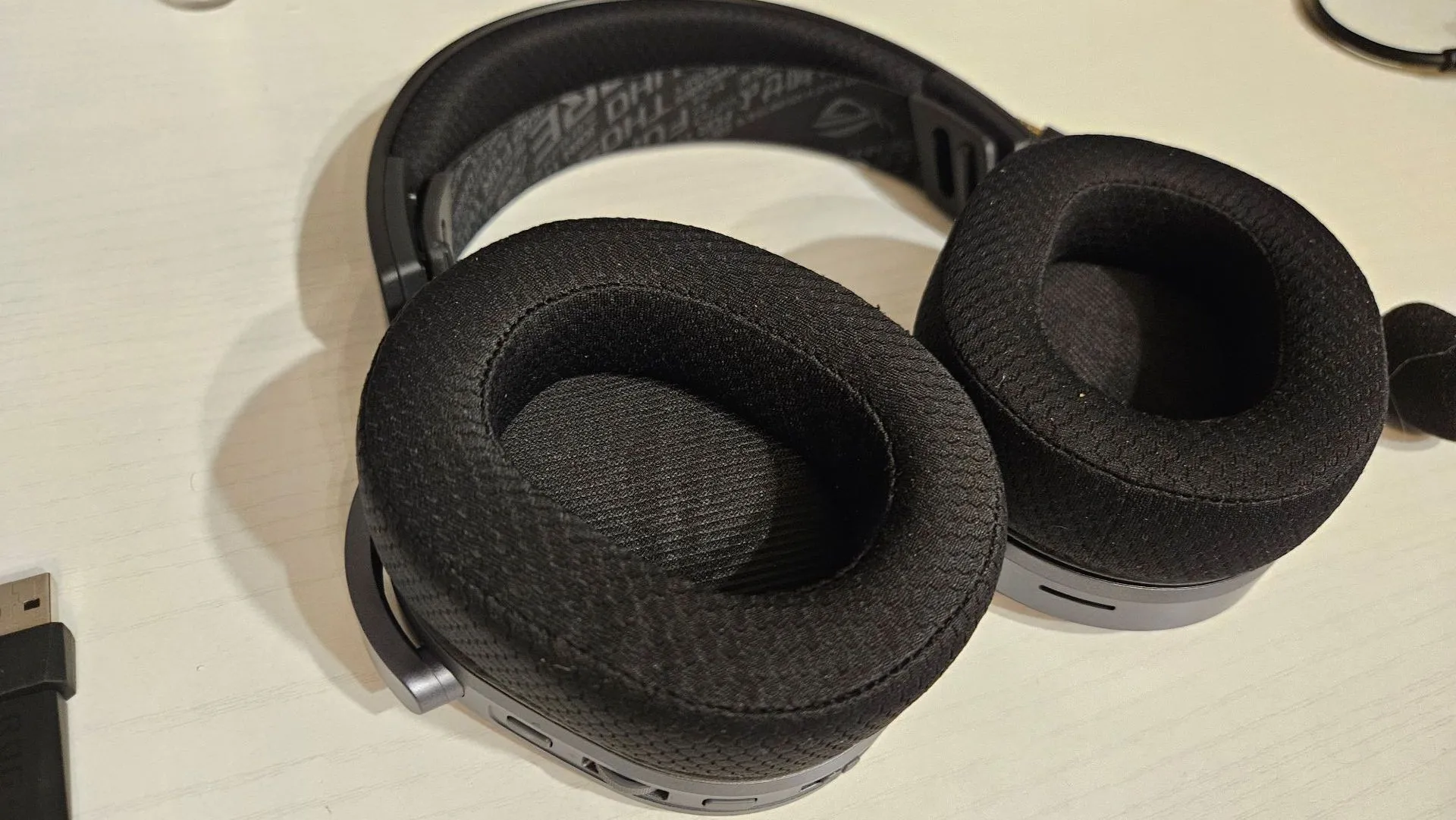 Miếng đệm tai nghe ASUS ROG Pelta hình bầu dục làm từ chất liệu lưới thoáng khí, tối ưu sự thoải mái khi sử dụng trong thời gian dài.