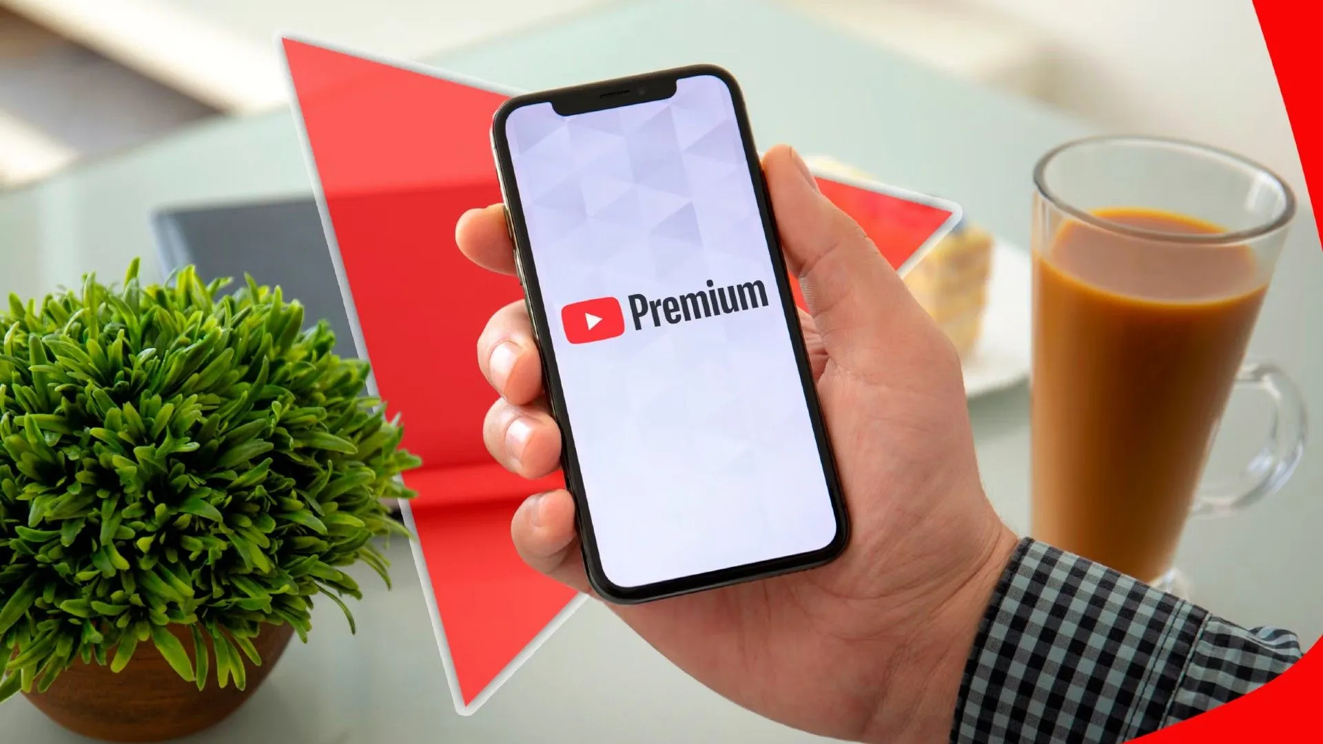 Một bàn tay đang cầm điện thoại thông minh hiển thị logo YouTube Premium, thể hiện sự tiện lợi của gói dịch vụ YouTube Premium Lite không quảng cáo.