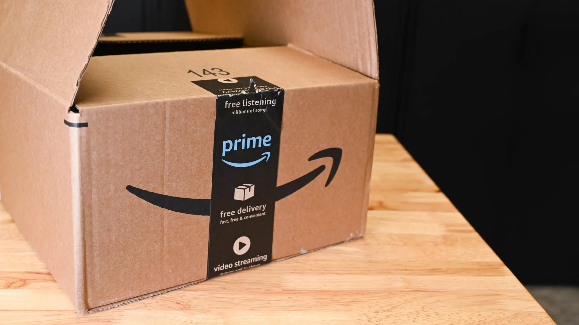 Một bưu kiện Amazon được mở, minh họa thách thức của Amazon trong việc giải thích chi phí tăng cho khách hàng.