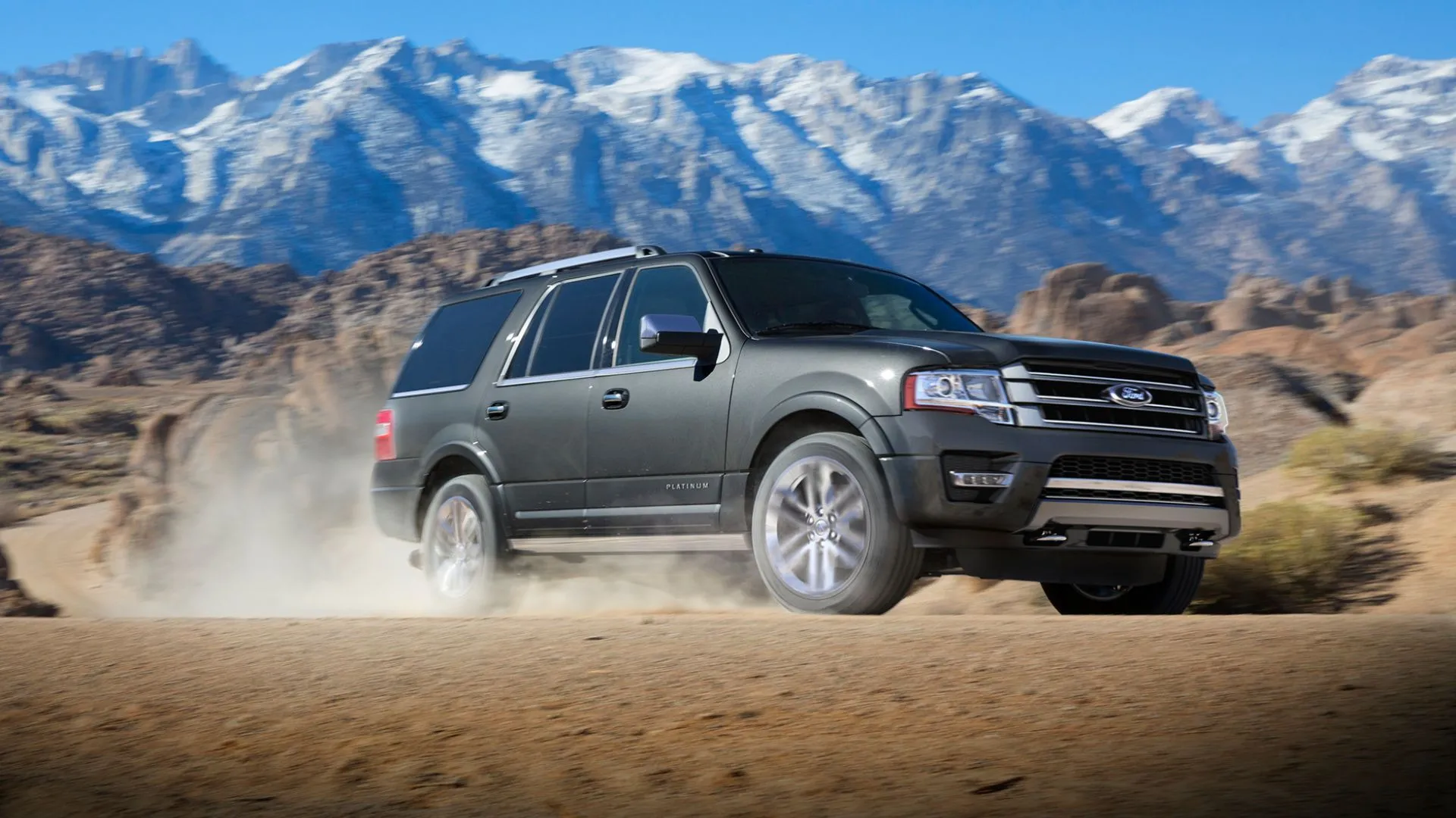 Một chiếc Ford Expedition Platinum màu xám đời 2017 đang vượt địa hình cát, minh họa cho sức mạnh và độ bền bỉ của dòng SUV Ford, dù vẫn có những lo ngại về lỗi kỹ thuật.
