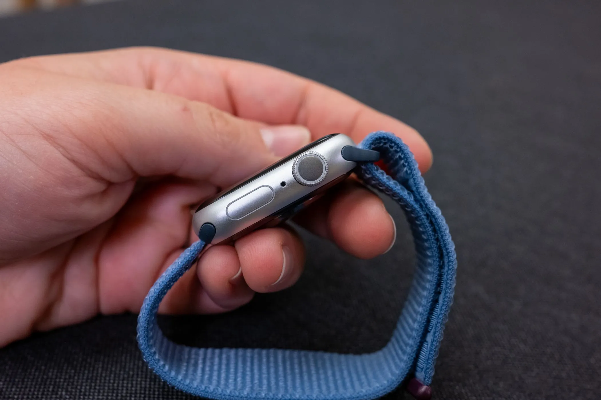 Một người đang cầm trên tay chiếc Apple Watch Series 9, thể hiện thiết kế tổng thể và kích thước của đồng hồ thông minh.