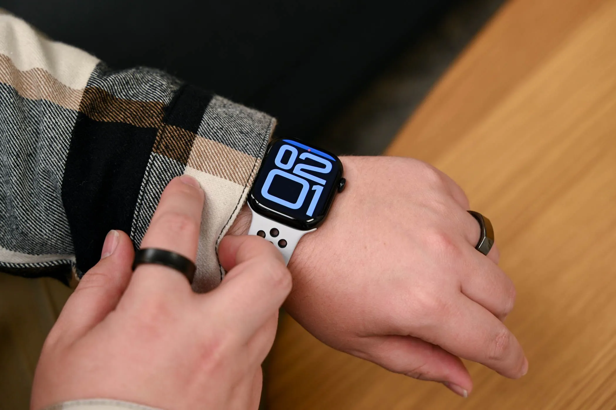 Một người đang đeo Apple Watch Series 10 trên cổ tay, làm nổi bật thiết kế màn hình hình chữ nhật và vẻ ngoài hiện đại của chiếc đồng hồ thông minh Apple.