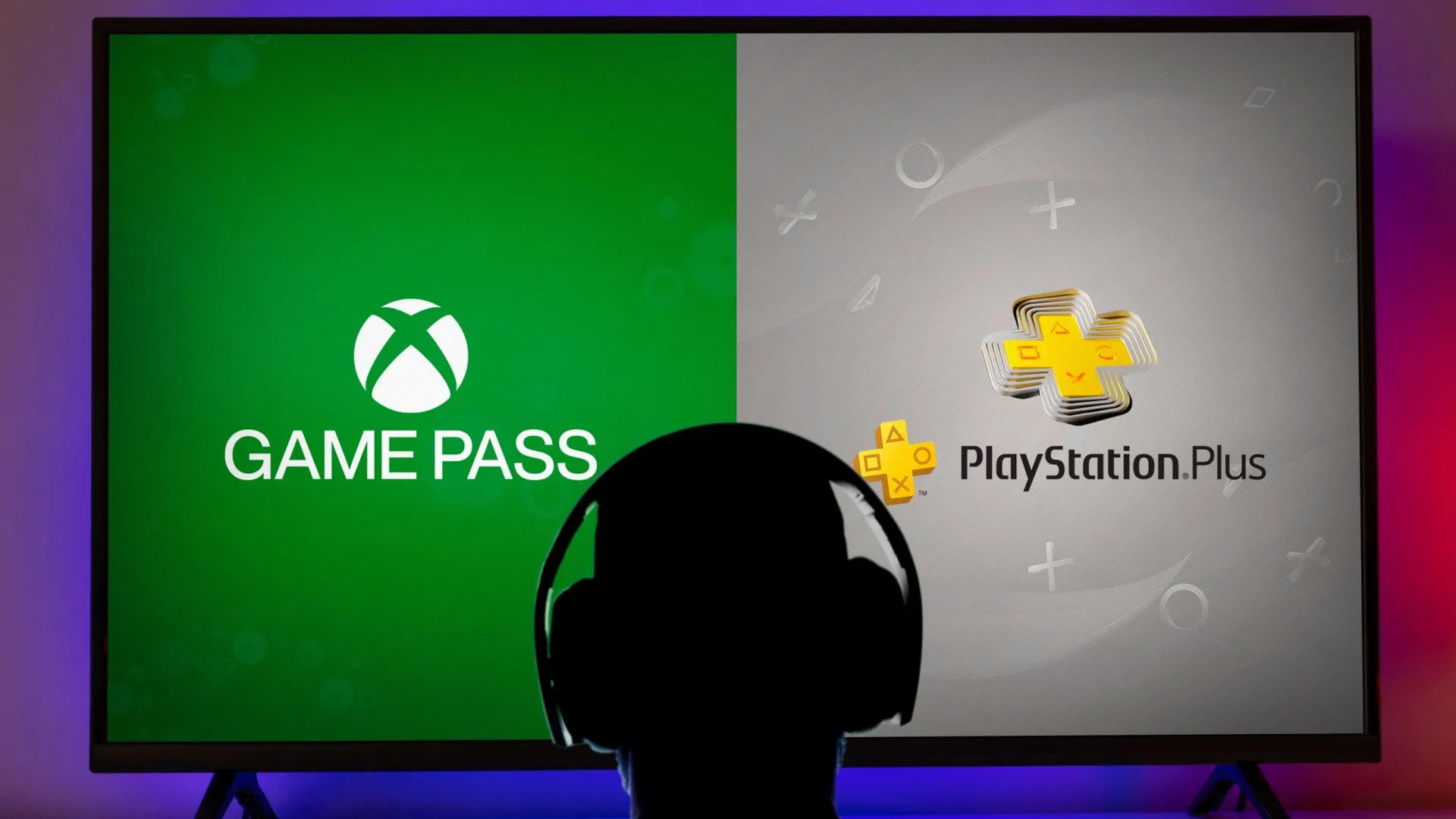 Một người đang nhìn vào logo Xbox Game Pass và PlayStation Plus trên màn hình TV lớn, tượng trưng cho lựa chọn giữa các dịch vụ đăng ký game và lợi ích tiết kiệm chi phí dài hạn.
