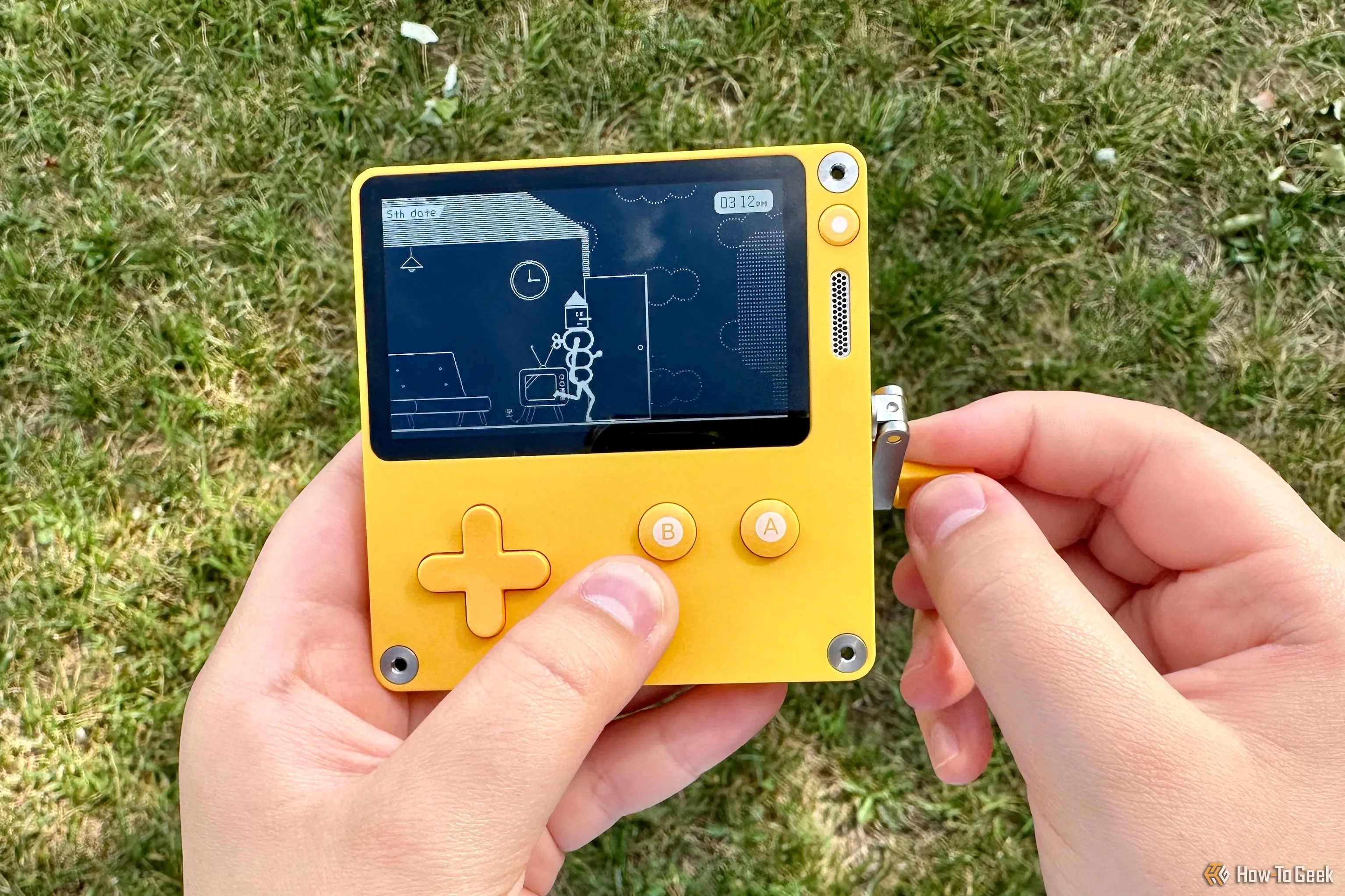 Một người đang trải nghiệm game Crankin’ trên máy Playdate, minh họa cách sử dụng tay quay độc đáo của thiết bị để tương tác trong trò chơi.