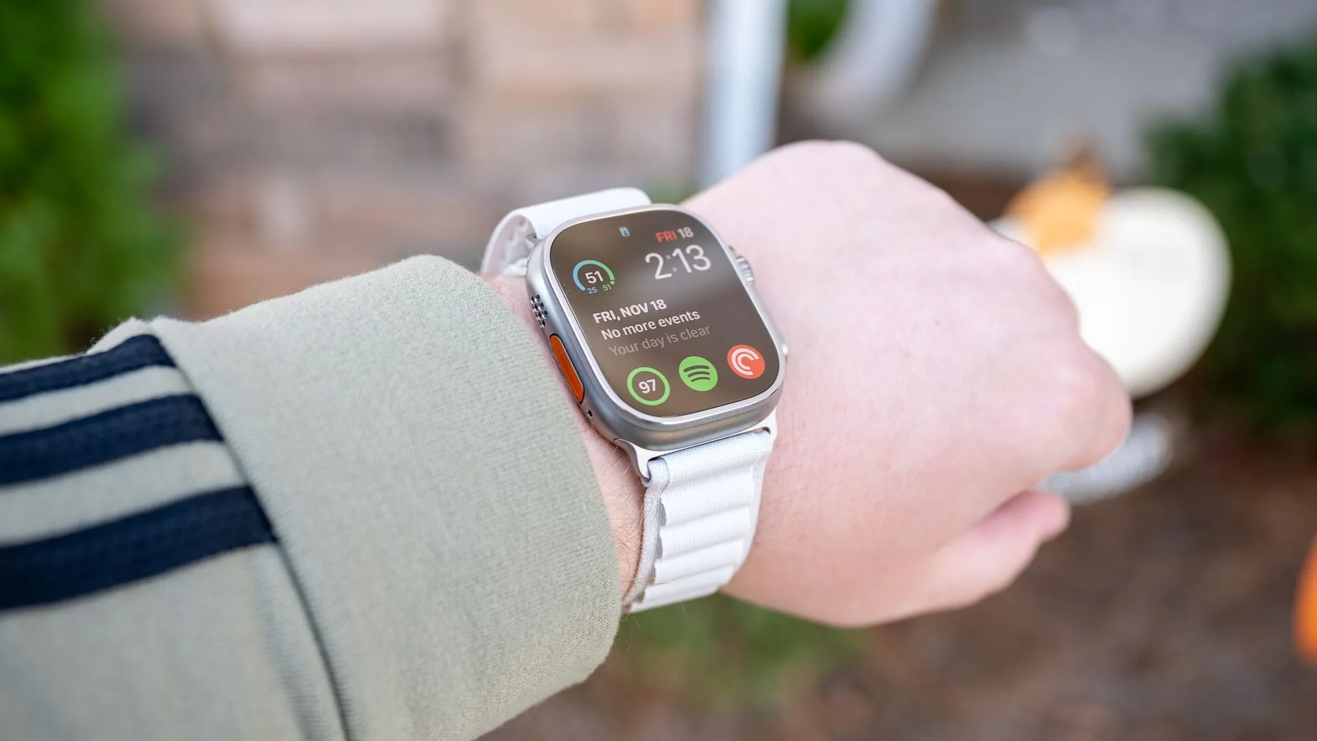 Một người đeo Apple Watch Ultra với dây đeo Ocean Band, minh họa trải nghiệm sử dụng và kiểu dáng đồng hồ trong đời sống hàng ngày.