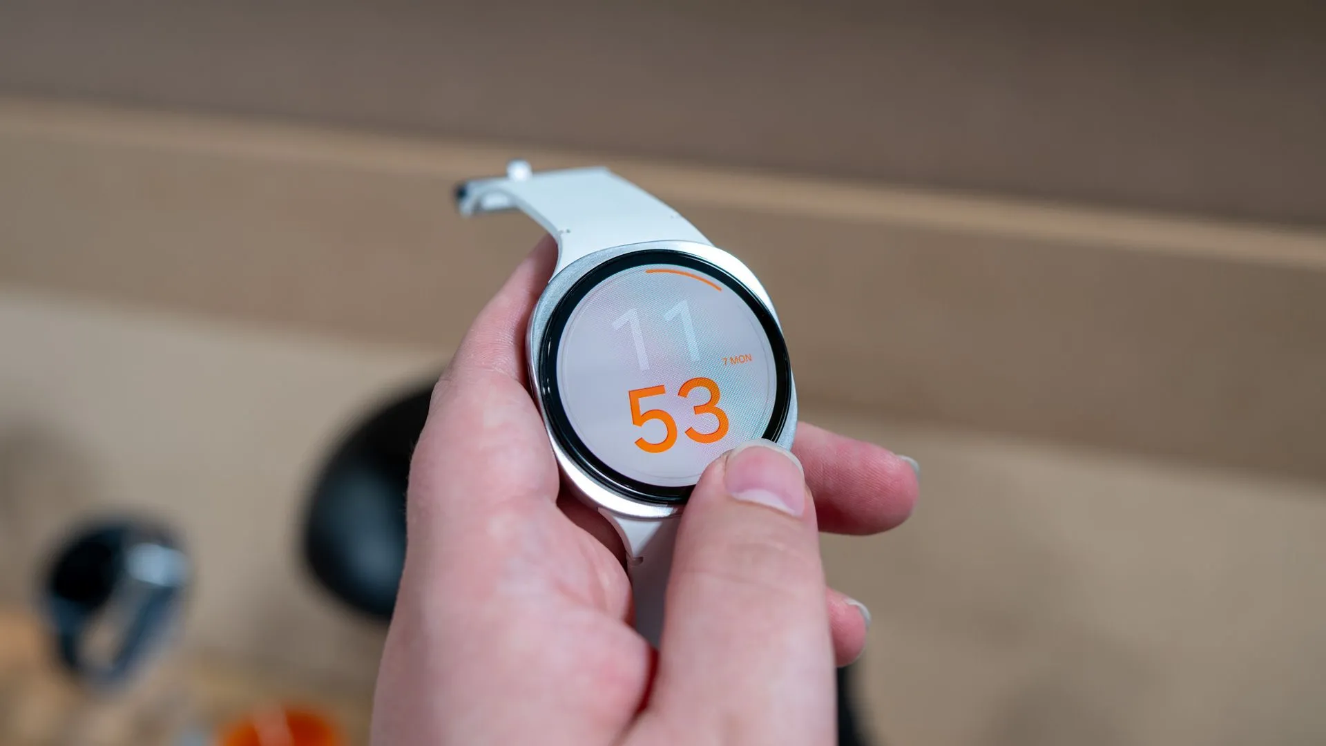Một người dùng đang tương tác với viền bezel cảm ứng xoay trên Samsung Galaxy Watch 8, minh họa tính năng điều hướng độc đáo và tiện lợi của đồng hồ.