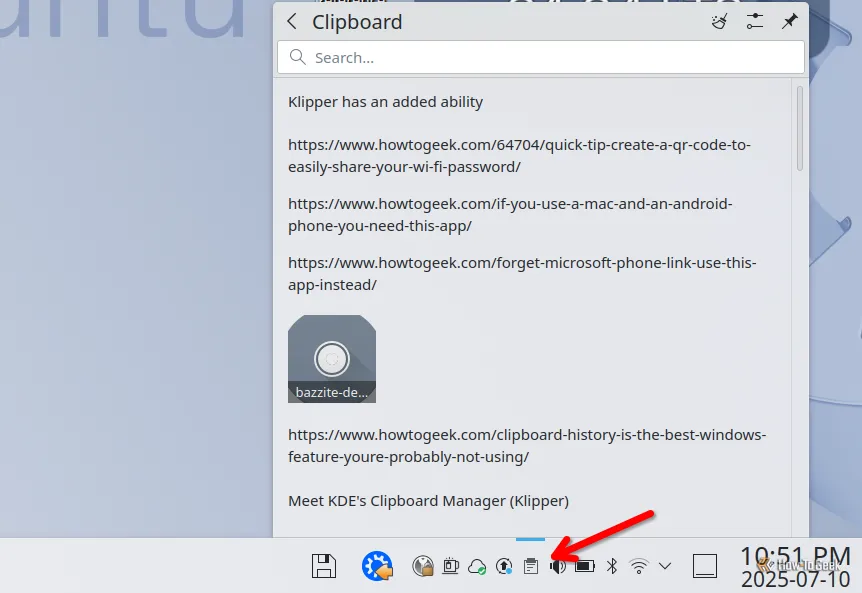 Mũi tên đỏ chỉ vào biểu tượng clipboard (Klipper) trong khay hệ thống của KDE Plasma, giúp truy cập nhanh tính năng quản lý.