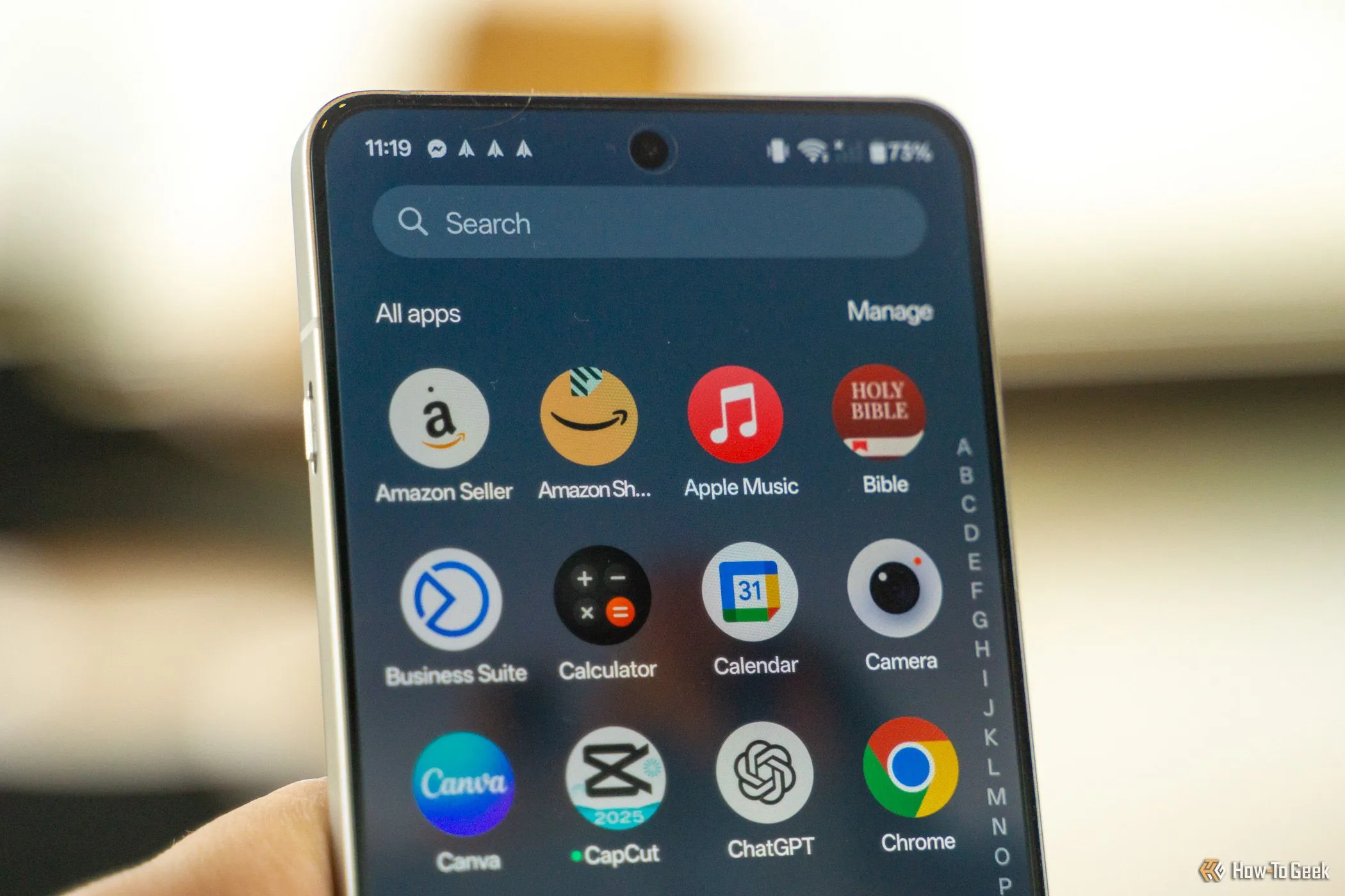 Ngăn kéo ứng dụng trên điện thoại Android OnePlus 13R hiển thị nhiều ứng dụng đã cài đặt, minh họa sự lộn xộn.