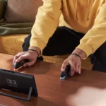 Người chơi sử dụng Joy-Con Nintendo Switch 2 ở chế độ chuột đôi, tập trung vào trải nghiệm điều khiển linh hoạt.