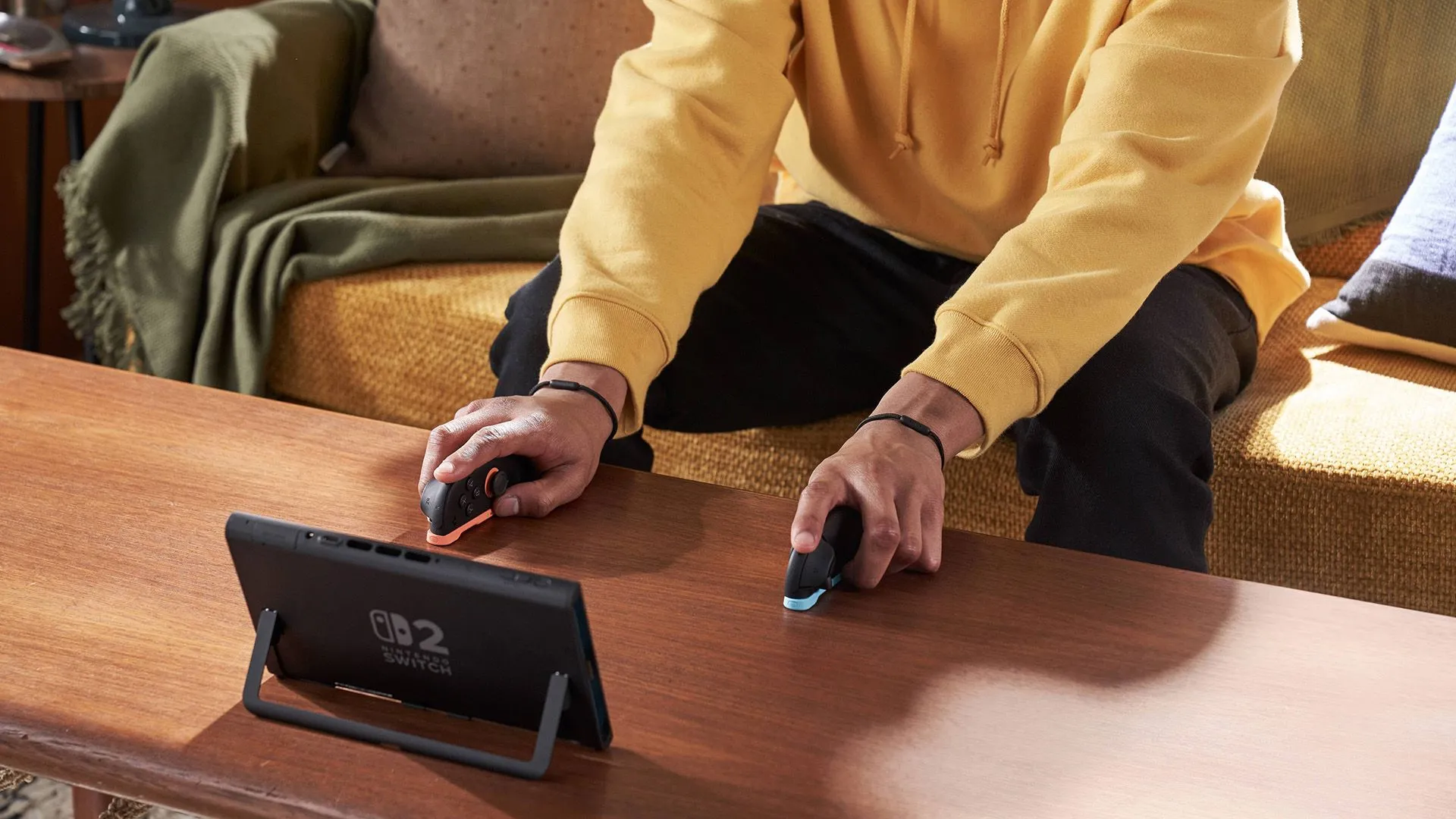 Người chơi sử dụng Joy-Con Nintendo Switch 2 ở chế độ chuột đôi, tập trung vào trải nghiệm điều khiển linh hoạt.