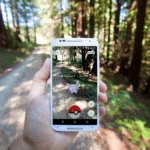 Người chơi trải nghiệm game thực tế ảo tăng cường Pokémon GO trên điện thoại thông minh, minh họa tính năng độc đáo của game di động