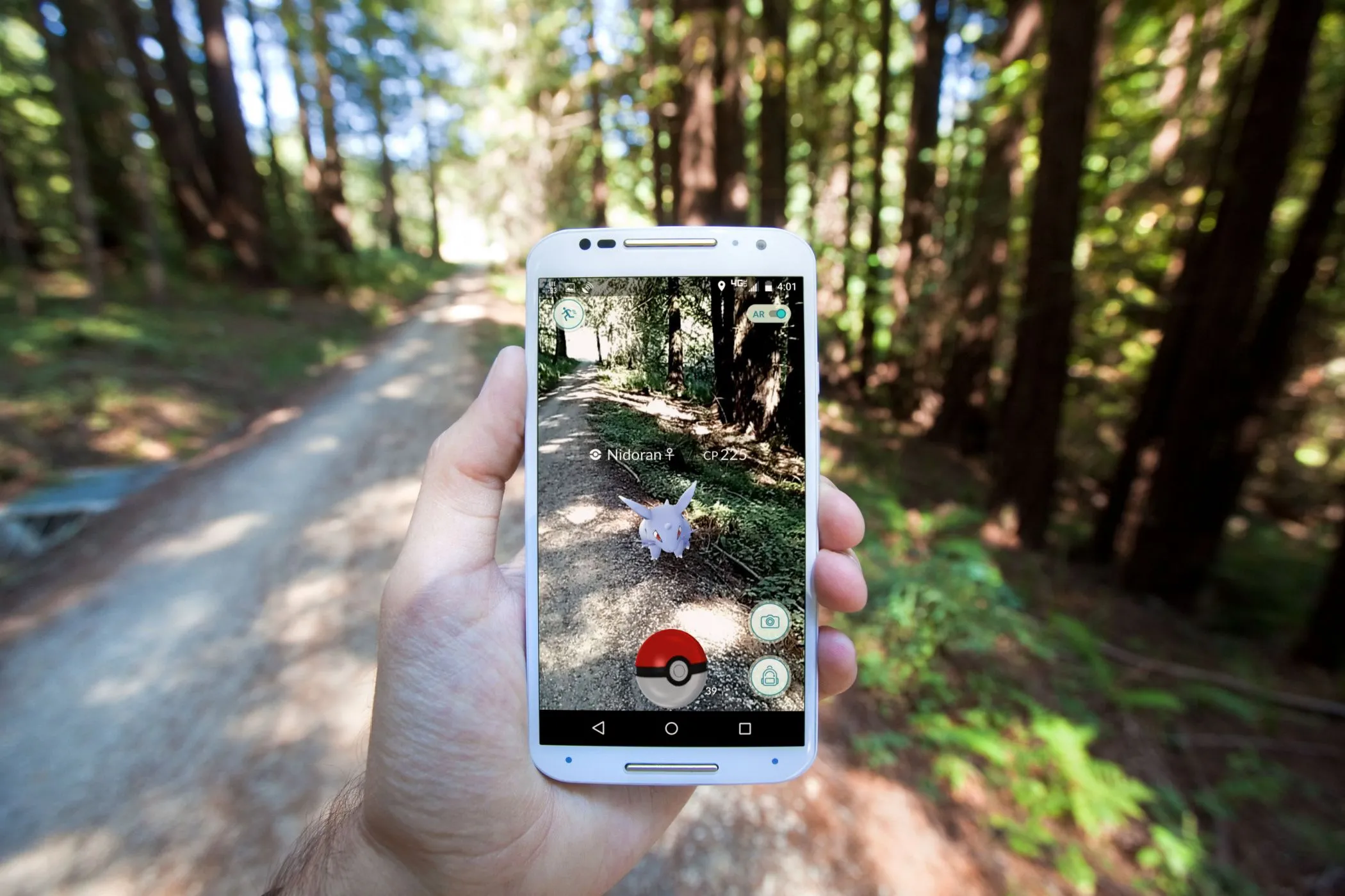 Người chơi trải nghiệm game thực tế ảo tăng cường Pokémon GO trên điện thoại thông minh, minh họa tính năng độc đáo của game di động