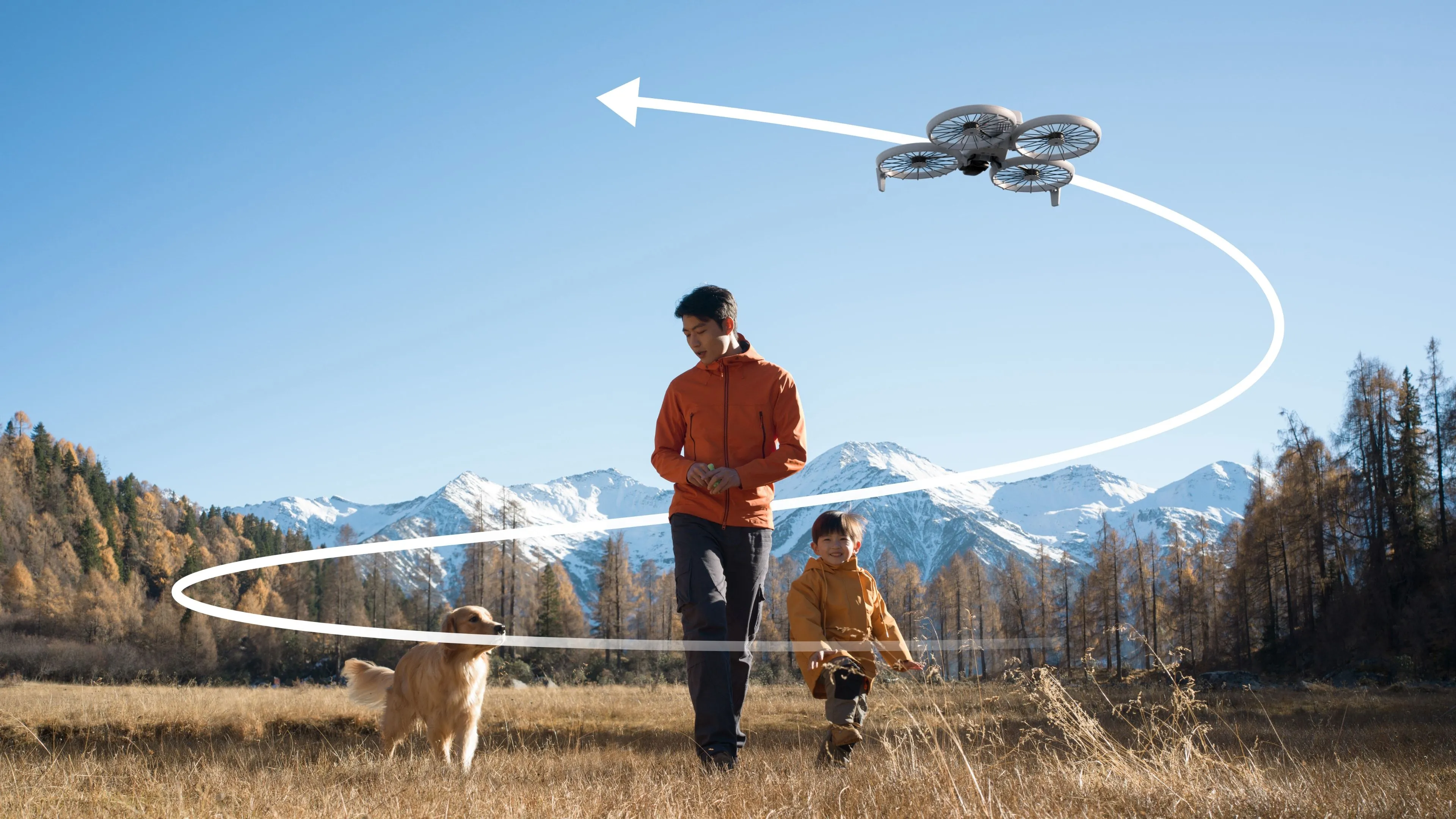 Người đàn ông đang điều khiển flycam DJI Flip ngoài trời, con trai và chú chó của anh ấy đi cạnh, minh họa tính năng FocusTrack và quay video chất lượng cao.