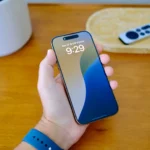 Người dùng cầm iPhone 16 Pro, minh họa việc tra cứu số điện thoại không xác định