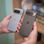 Người dùng đang cầm điện thoại Google Pixel 9 Pro và 9 Pro XL, minh họa các dòng máy bị ảnh hưởng bởi lỗi cập nhật tháng 3.