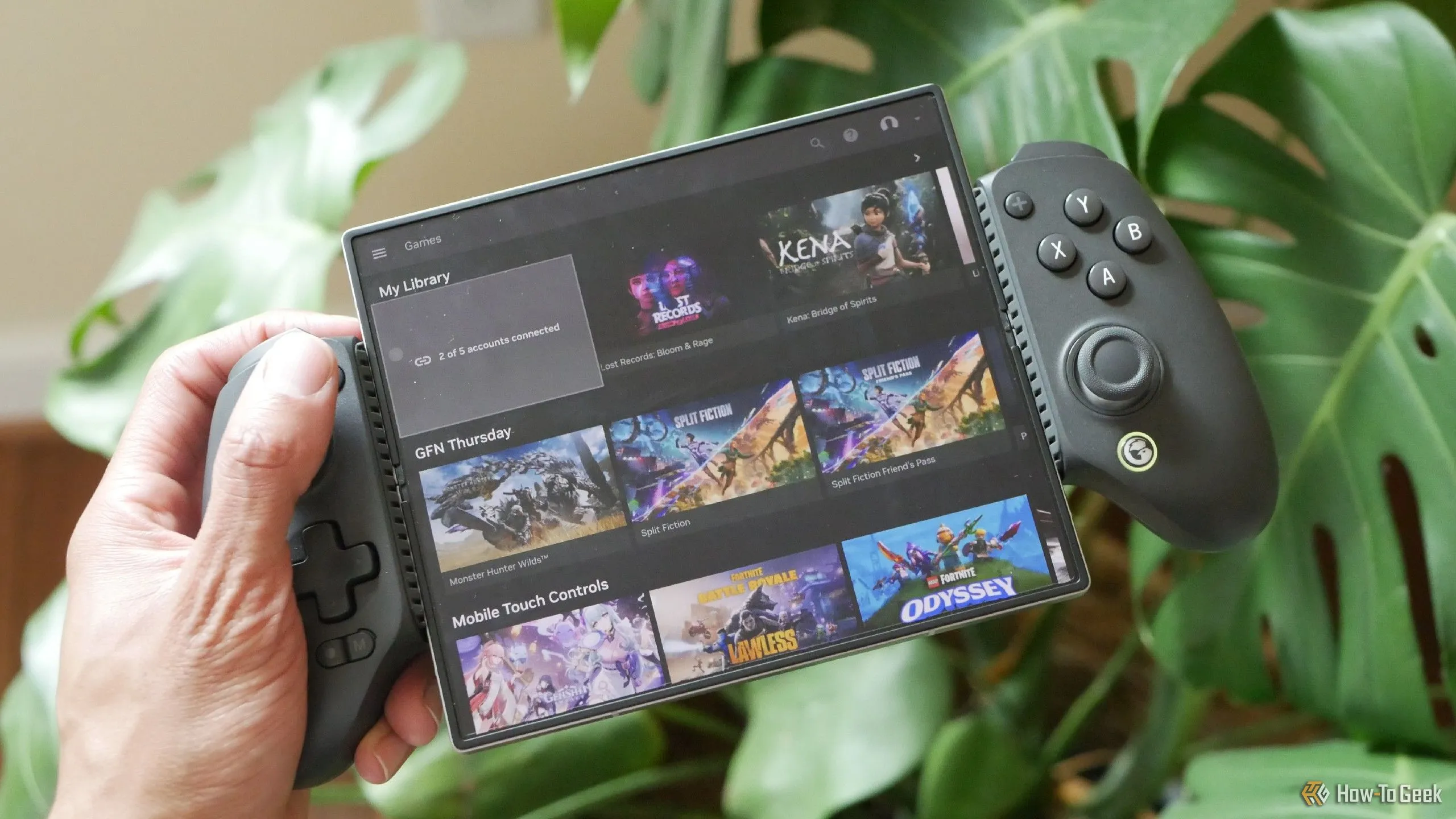 Người dùng đang chơi game trên Samsung Galaxy Z Fold 6 với dịch vụ NVIDIA GeForce NOW, kết nối với tay cầm GameSir G8+ màu đen, thể hiện khả năng chơi game di động cao cấp.