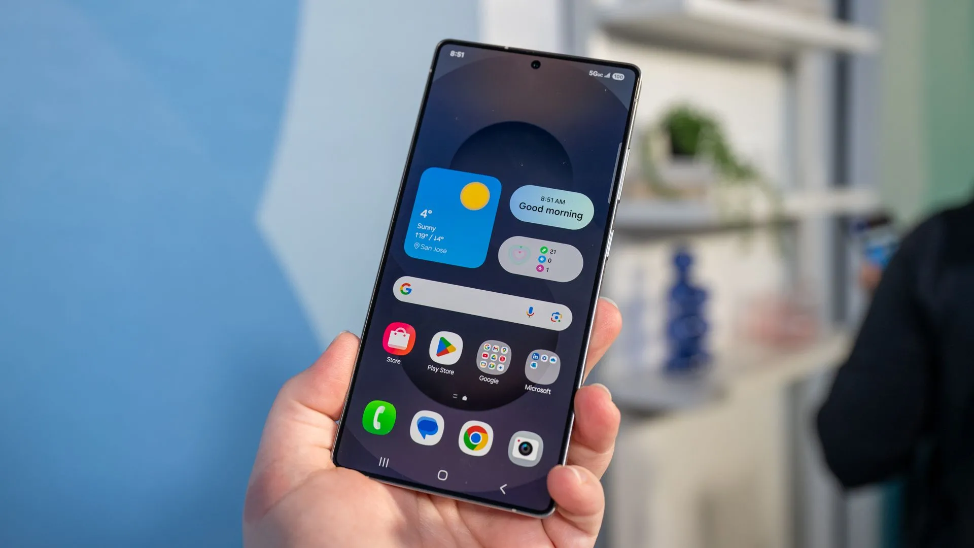 Người dùng đang trải nghiệm Samsung Galaxy S25 Ultra với màn hình hiển thị One UI 8, nhấn mạnh các tính năng AI và cải tiến giao diện.