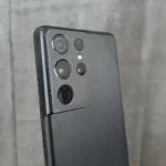 Người dùng đang xem nội dung trên màn hình điện thoại Samsung Galaxy S21 Ultra, minh họa cho vấn đề hết dung lượng lưu trữ.