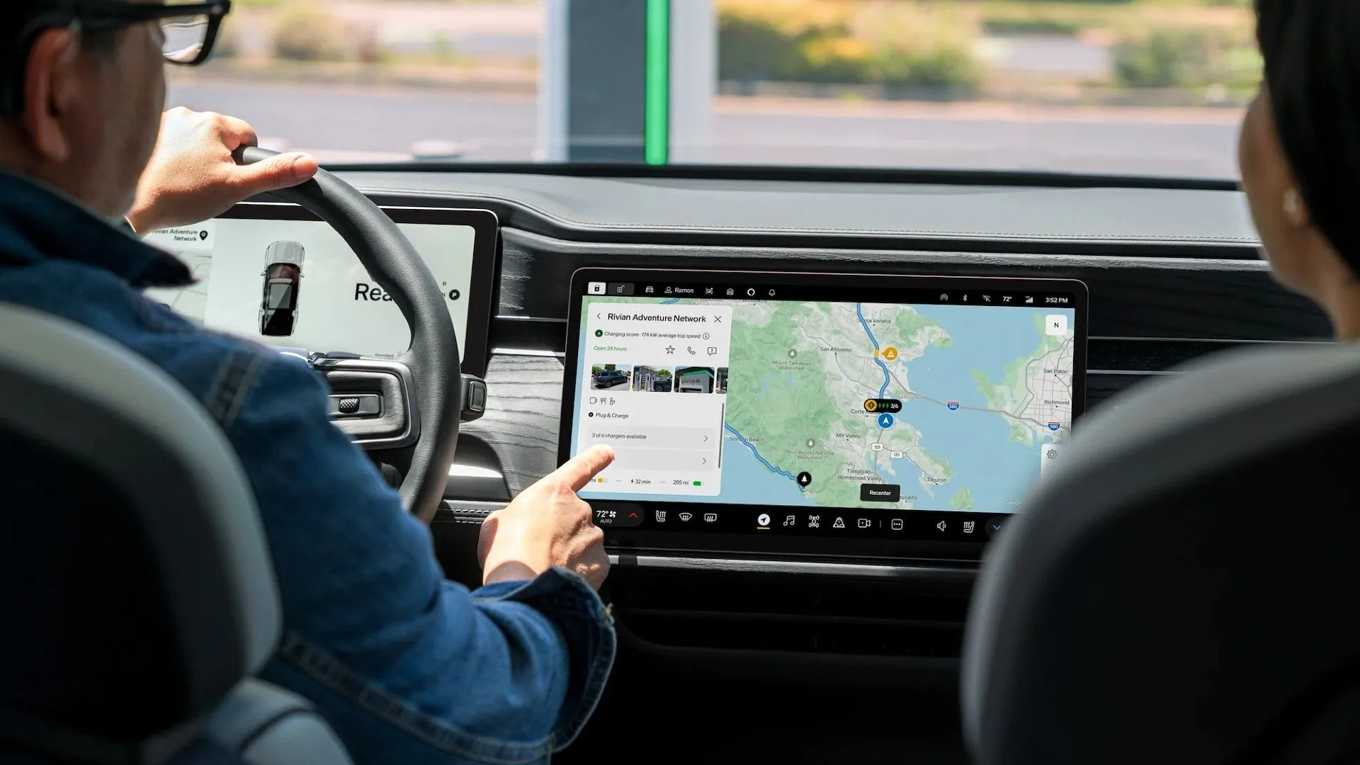 Người lái xe điện Rivian đang sử dụng hệ thống định vị Google Maps tích hợp trên màn hình điều khiển, nâng cao trải nghiệm di chuyển.