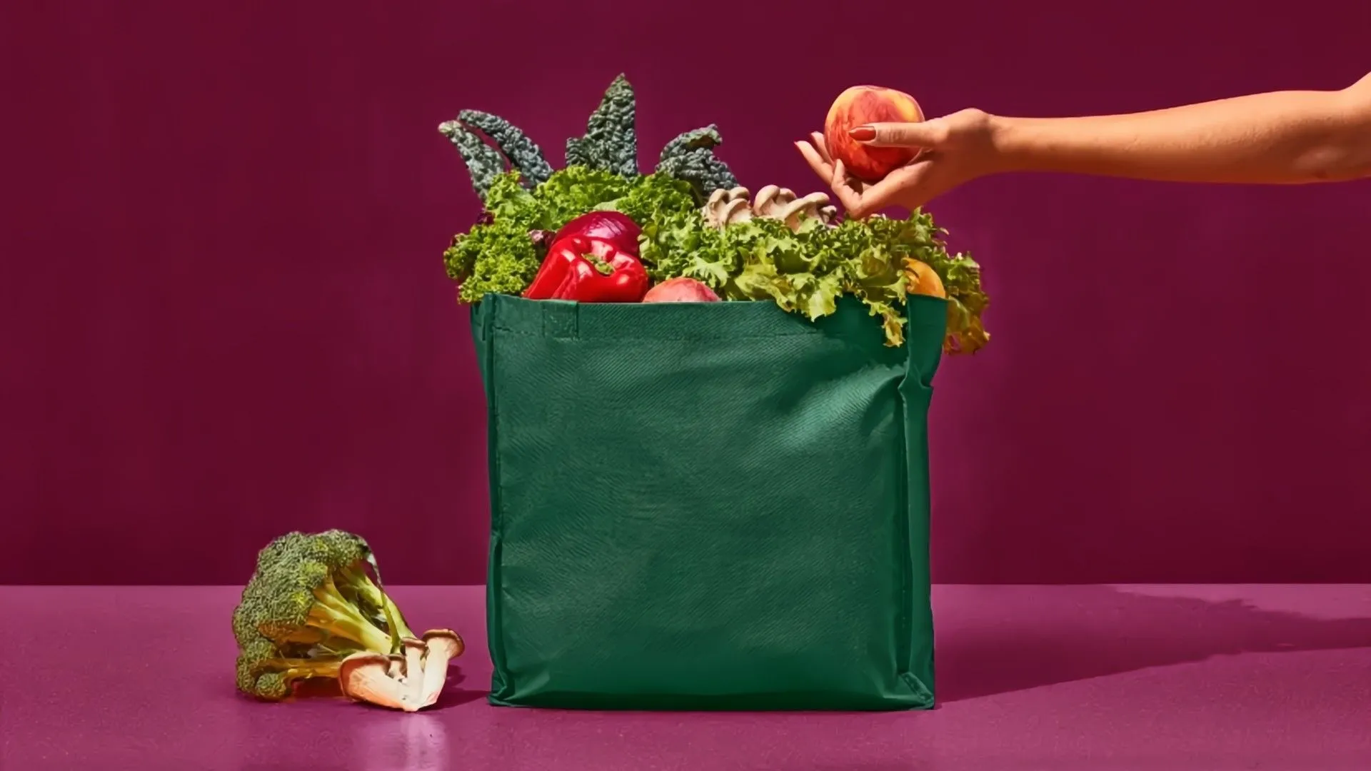 Người mua hàng đang chọn hoa quả tươi cho đơn hàng Instacart, minh họa dịch vụ giao hàng tạp hóa tiện lợi.