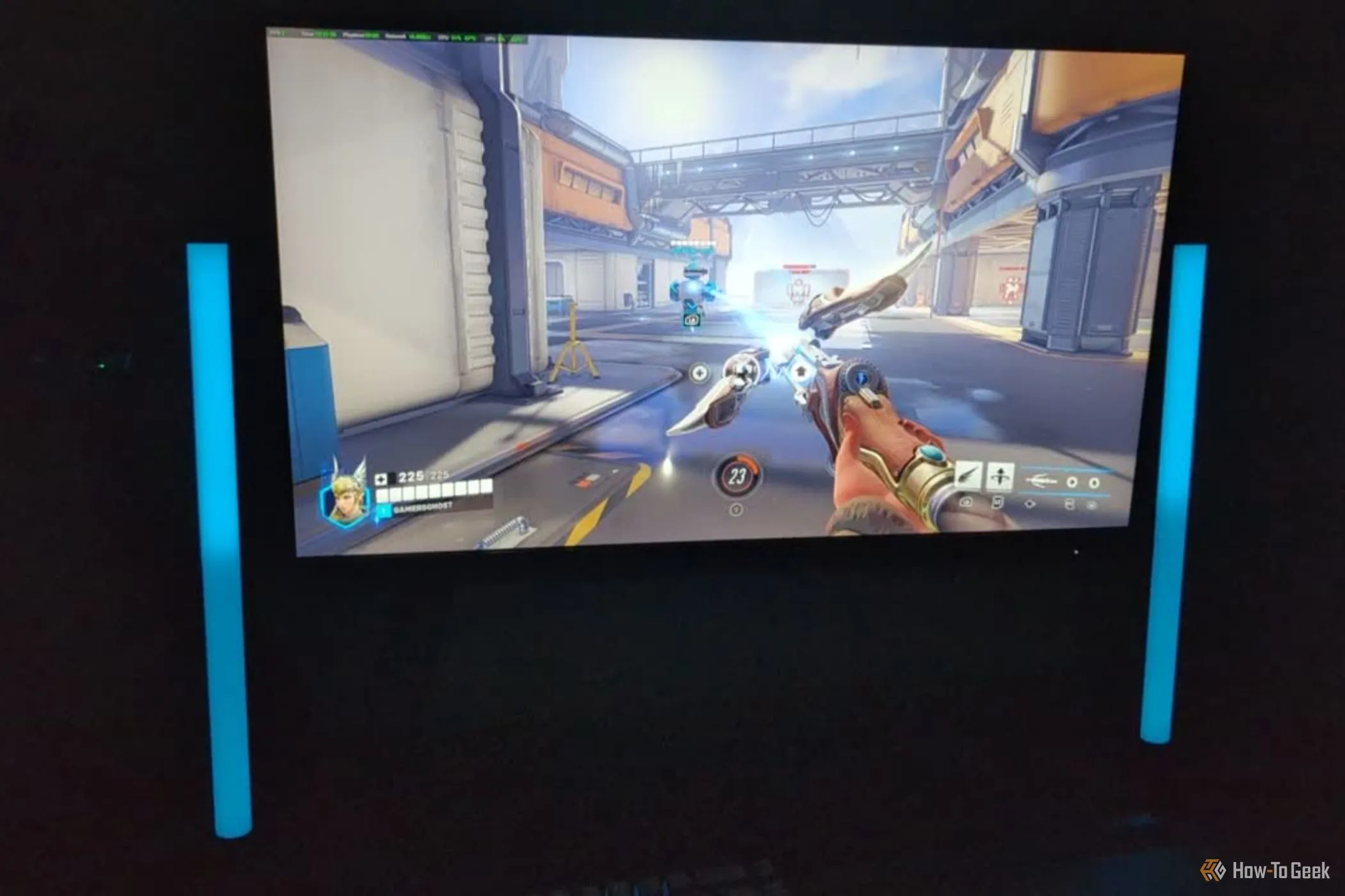 Nhân vật Mercy hỗ trợ đồng đội trong Overwatch 2, thể hiện sự cần thiết của việc phân tích lối chơi trong các trận game đối kháng.