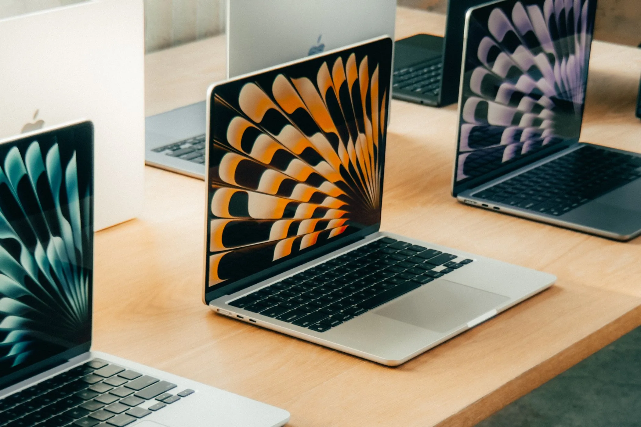 Nhiều chiếc MacBook Air 13 inch M3 màu xanh midnight đang mở màn hình