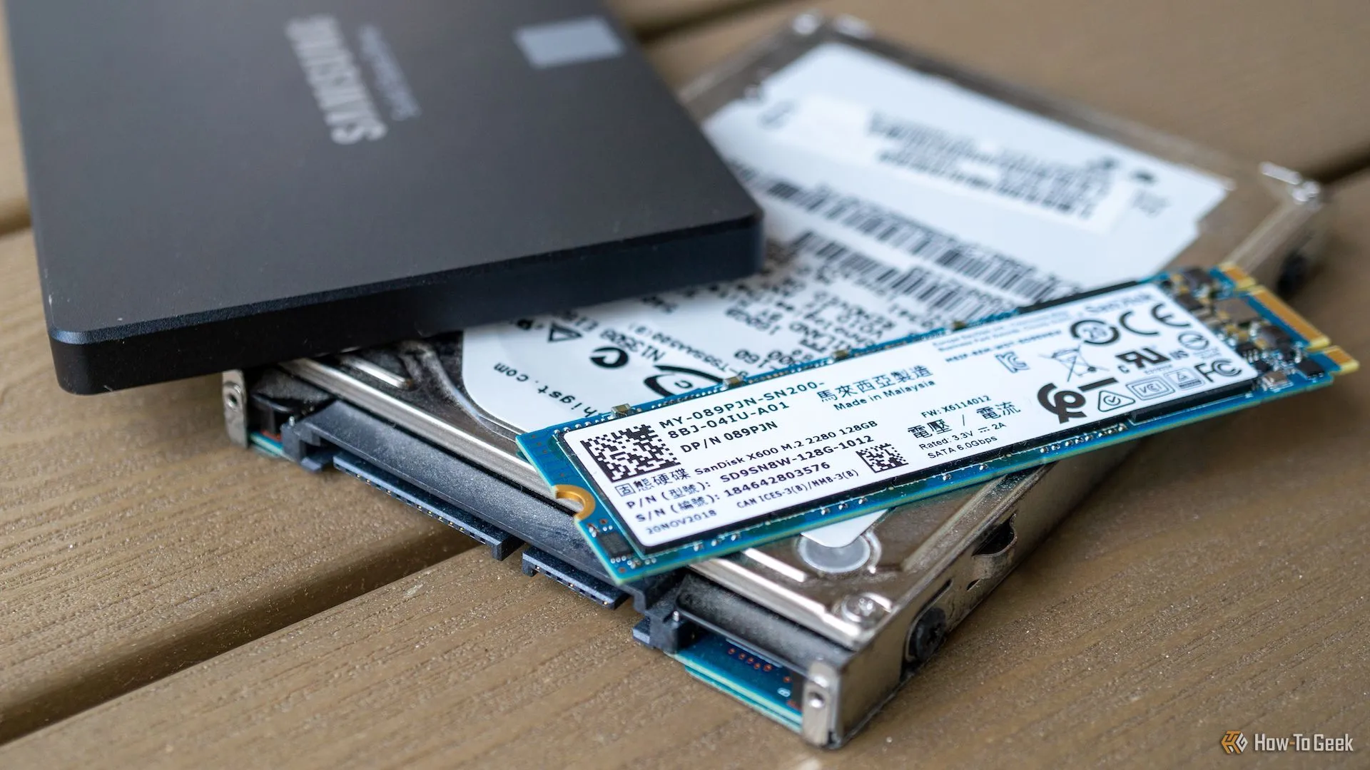 Nhiều loại ổ cứng SSD Samsung 850 EVO bao gồm ổ SATA và ổ M.2 SSD, đặt cạnh nhau trên bề mặt, minh họa sự đa dạng và tốc độ của các giải pháp lưu trữ hiện đại cho máy tính.