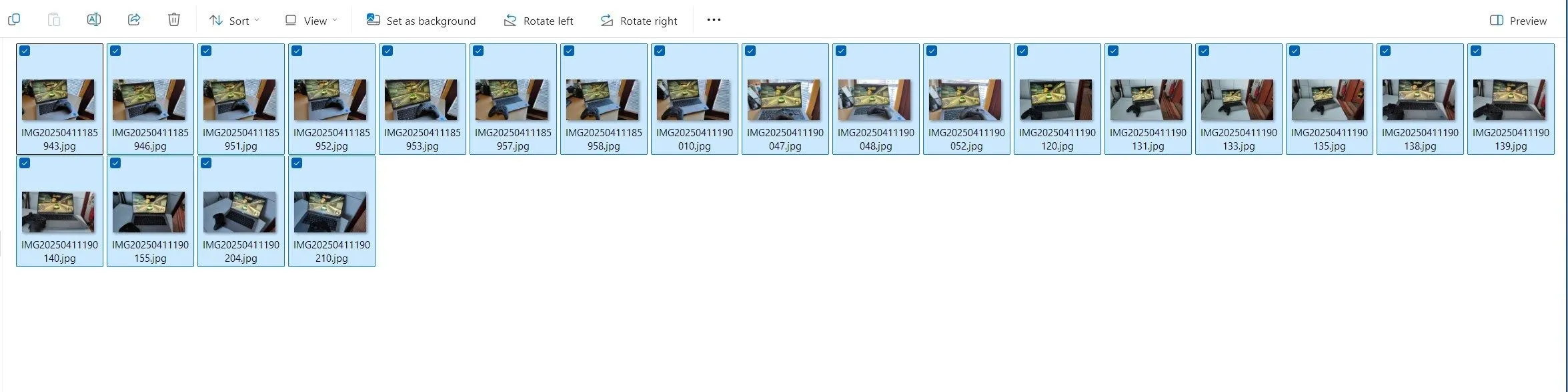 Nhiều tệp hình ảnh được chọn toàn bộ trong thư mục File Explorer của Windows 11 bằng phím tắt Ctrl+A, minh họa khả năng chọn nhanh chóng.