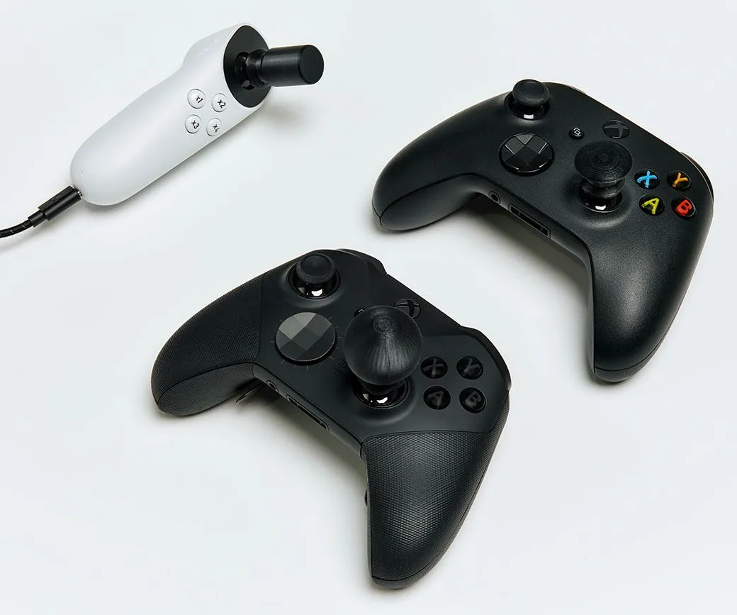 Núm điều khiển (toppers) tùy chỉnh gắn trên tay cầm Xbox tiêu chuẩn, mở rộng khả năng điều khiển game.