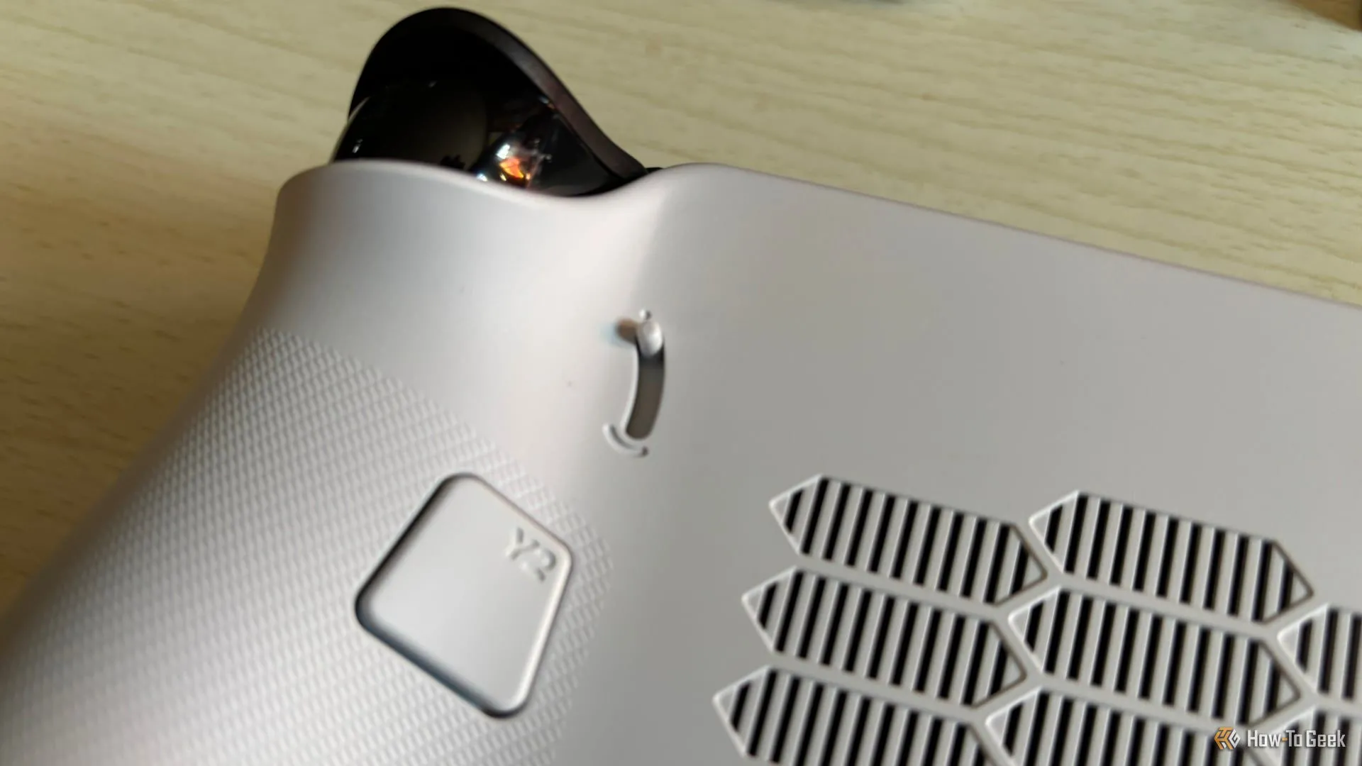 Nút điều chỉnh R2 và Y2 ở mặt sau của Lenovo Legion Go S, tối ưu hóa trải nghiệm chơi game với các tùy chỉnh linh hoạt.