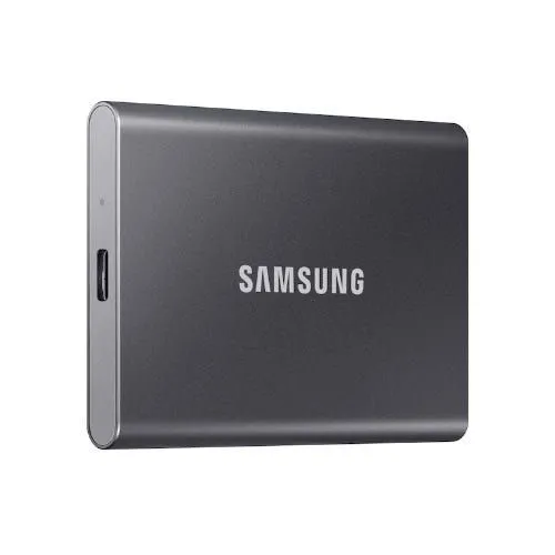 Ổ cứng di động Samsung T7 màu đỏ nằm trên bàn, minh họa kích thước nhỏ gọn và tính di động cao, phù hợp cho việc lưu trữ di chuyển.