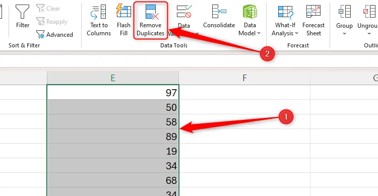 Phạm vi ô chứa số nguyên đã chọn trong Excel, với nút 'Remove Duplicates' (Xóa Bỏ Trùng Lặp) trên tab Data được làm nổi bật, minh họa cách loại bỏ số trùng.