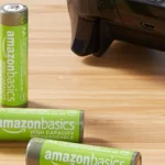 Pin AA sạc lại AmazonBasics trên bàn gỗ với bộ điều khiển Xbox, minh họa việc sử dụng pin AA cho tay cầm Meta Quest 3.