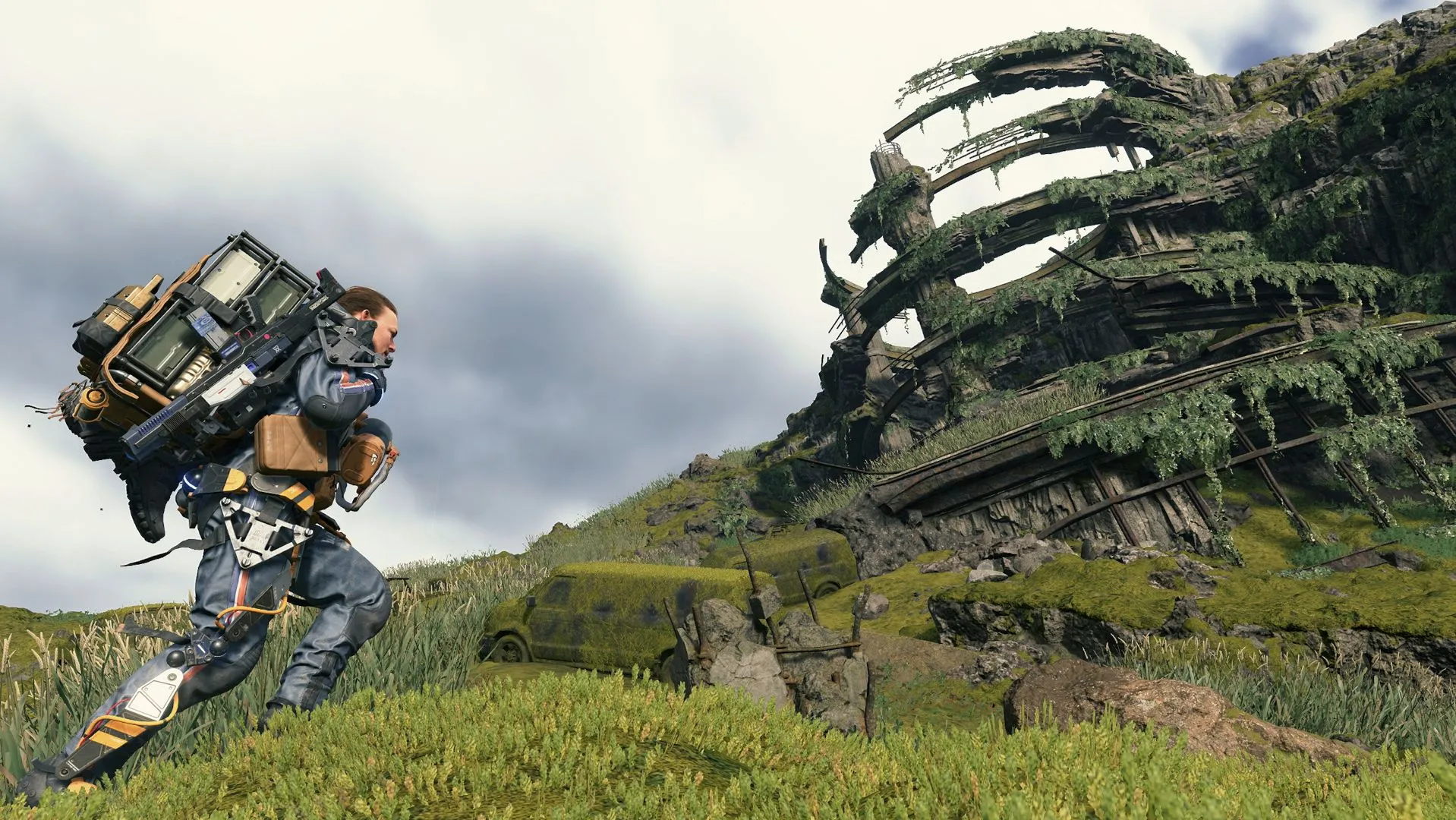 Sam Porter Bridges cõng hàng hóa trong Death Stranding, minh họa cho lối chơi giao hàng độc đáo và gây chia rẽ của tựa game phiêu lưu này.