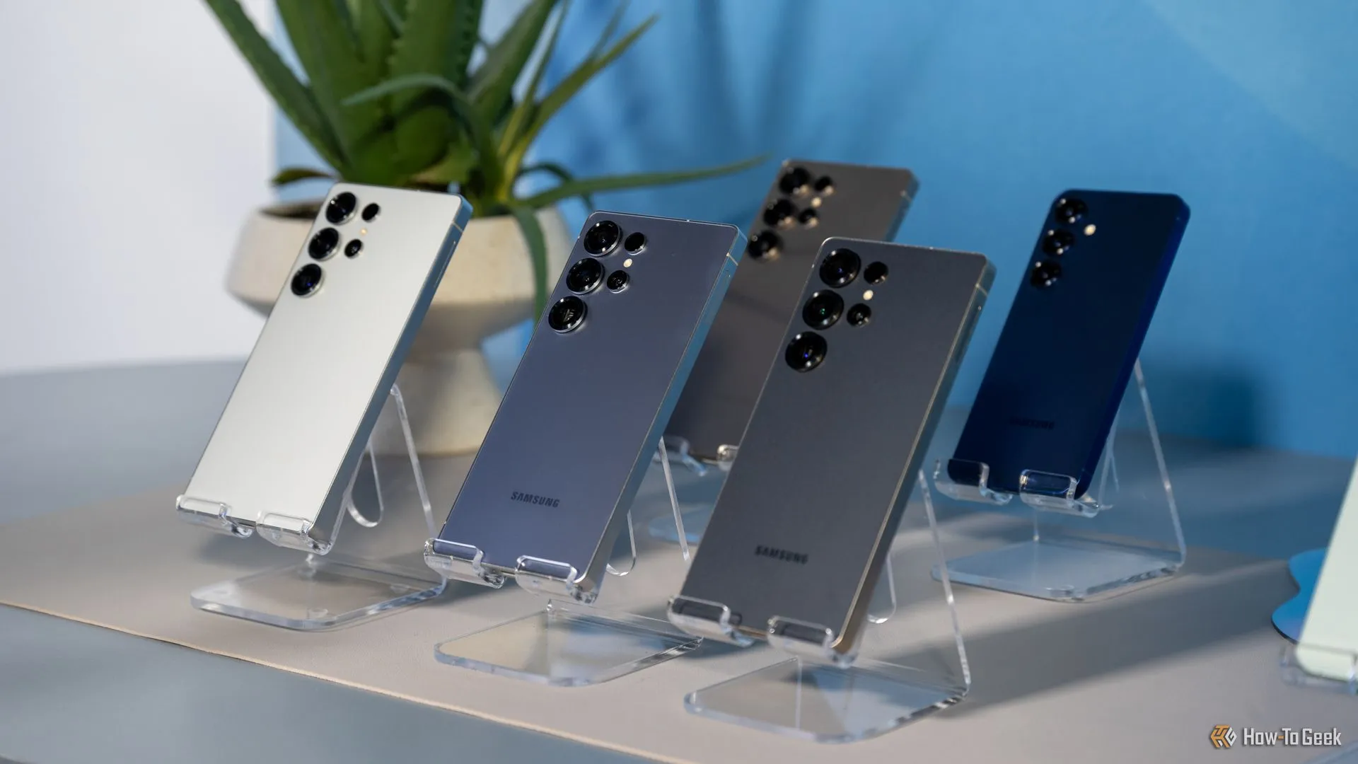 Samsung Galaxy S25 Ultra với nhiều màu sắc, minh họa cho dòng điện thoại được công bố hỗ trợ sạc không dây "Qi2 ready".