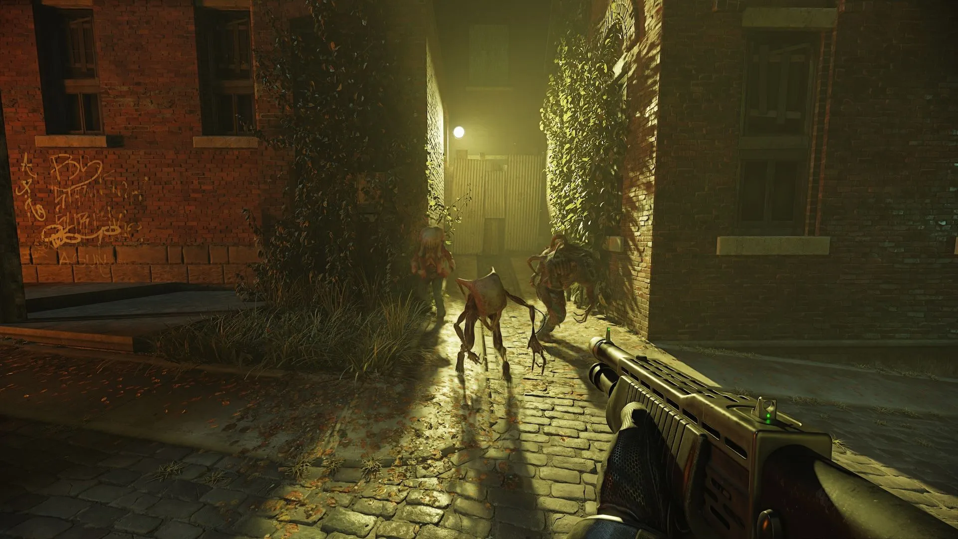 So sánh đồ họa game Half-Life 2 trước và sau khi áp dụng NVIDIA RTX Remix, minh họa cải tiến hình ảnh.