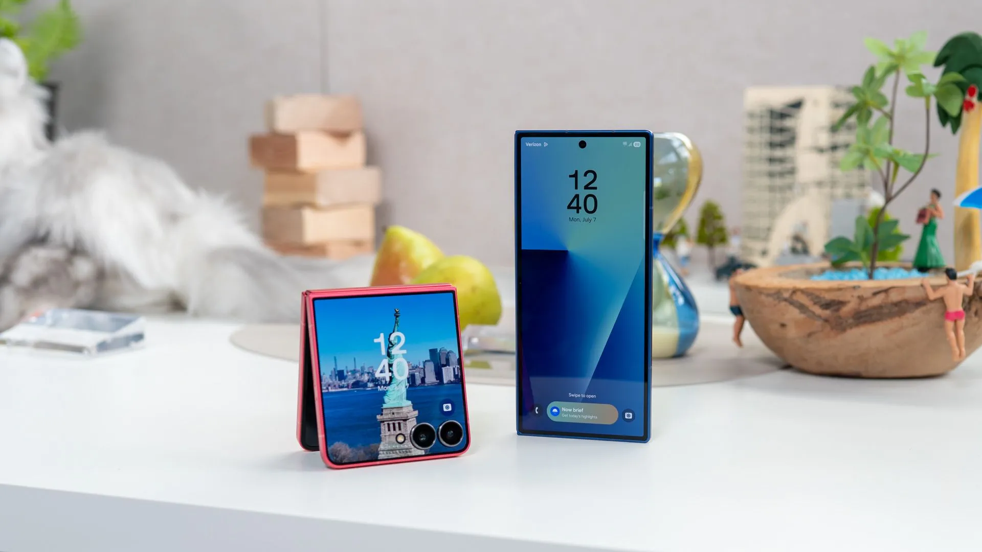 So sánh kích thước giữa Samsung Galaxy Z Fold 7 và Samsung Galaxy Z Flip 7 khi gập gọn, cho thấy sự vượt trội của Z Flip về tính di động và khả năng bỏ túi.