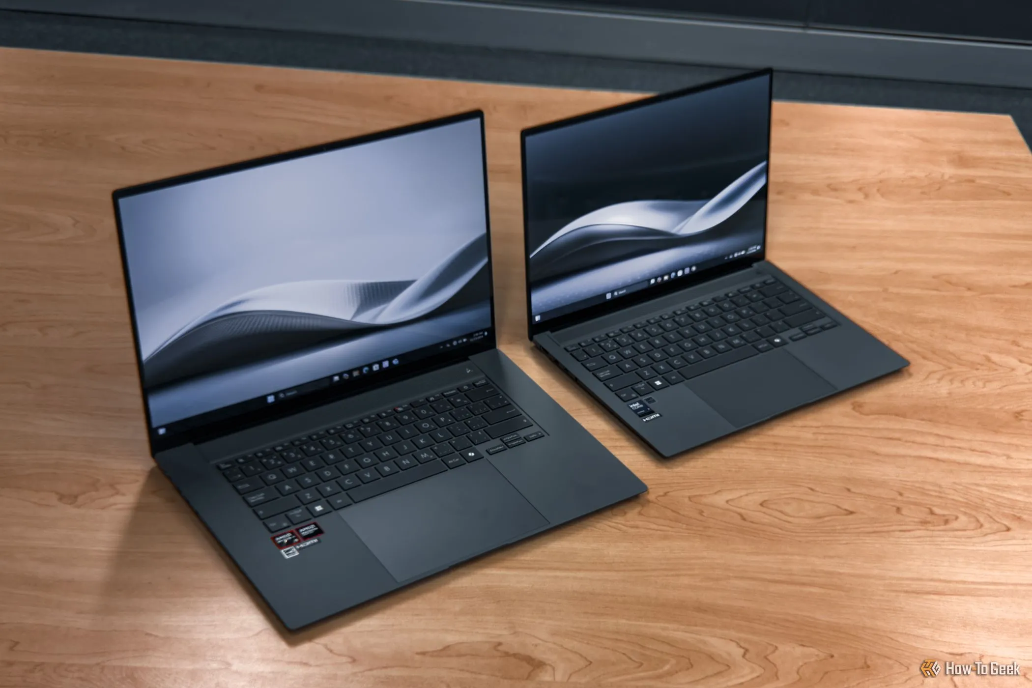 So sánh kích thước Zenbook S 14 và Zenbook S 16, cho thấy sự nhỏ gọn của phiên bản 14 inch vẫn đảm bảo không gian làm việc hiệu quả.