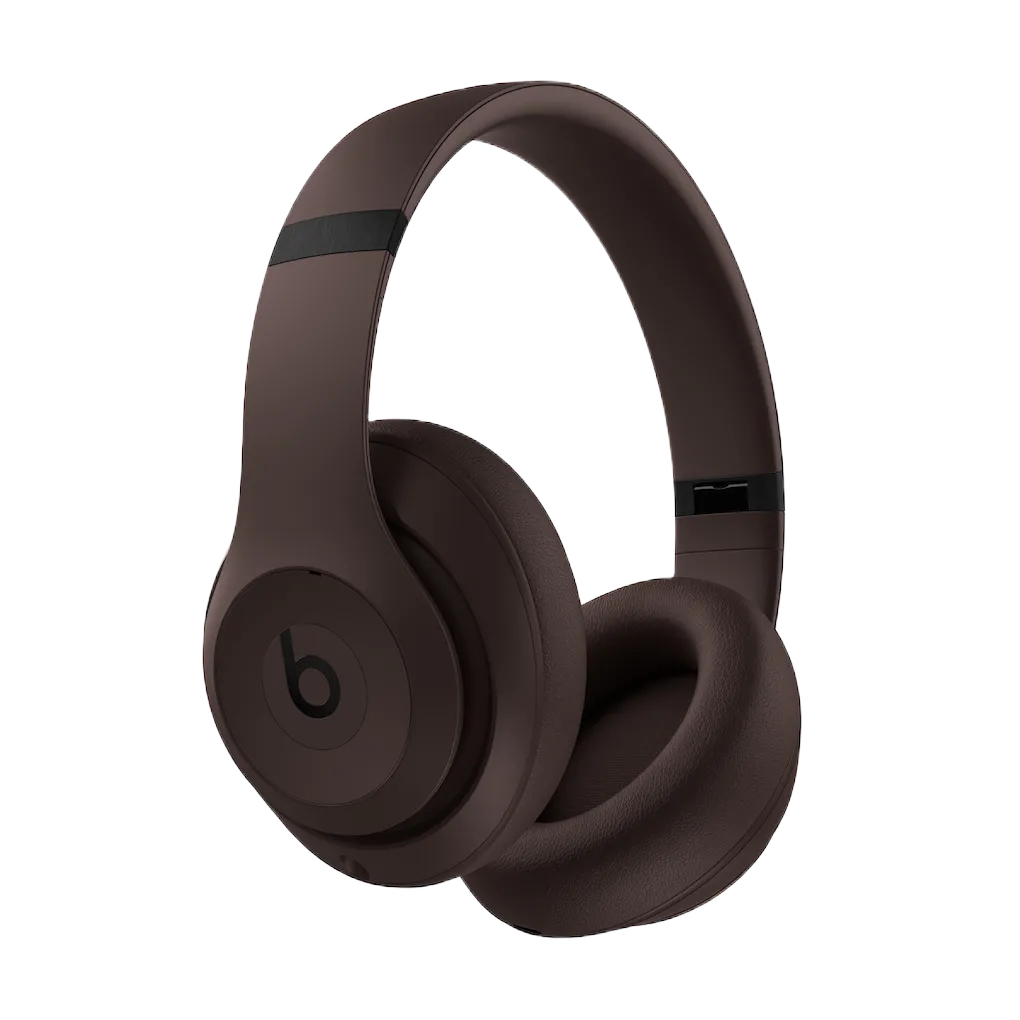 Tai nghe Beats Studio Pro màu đen nằm gọn gàng, thể hiện thiết kế sang trọng và miếng đệm tai êm ái, mang lại trải nghiệm âm thanh cao cấp.