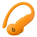 Tai nghe Powerbeats Pro 2 màu cam điện, thiết kế móc vành tai chắc chắn cho hoạt động thể thao cường độ cao.