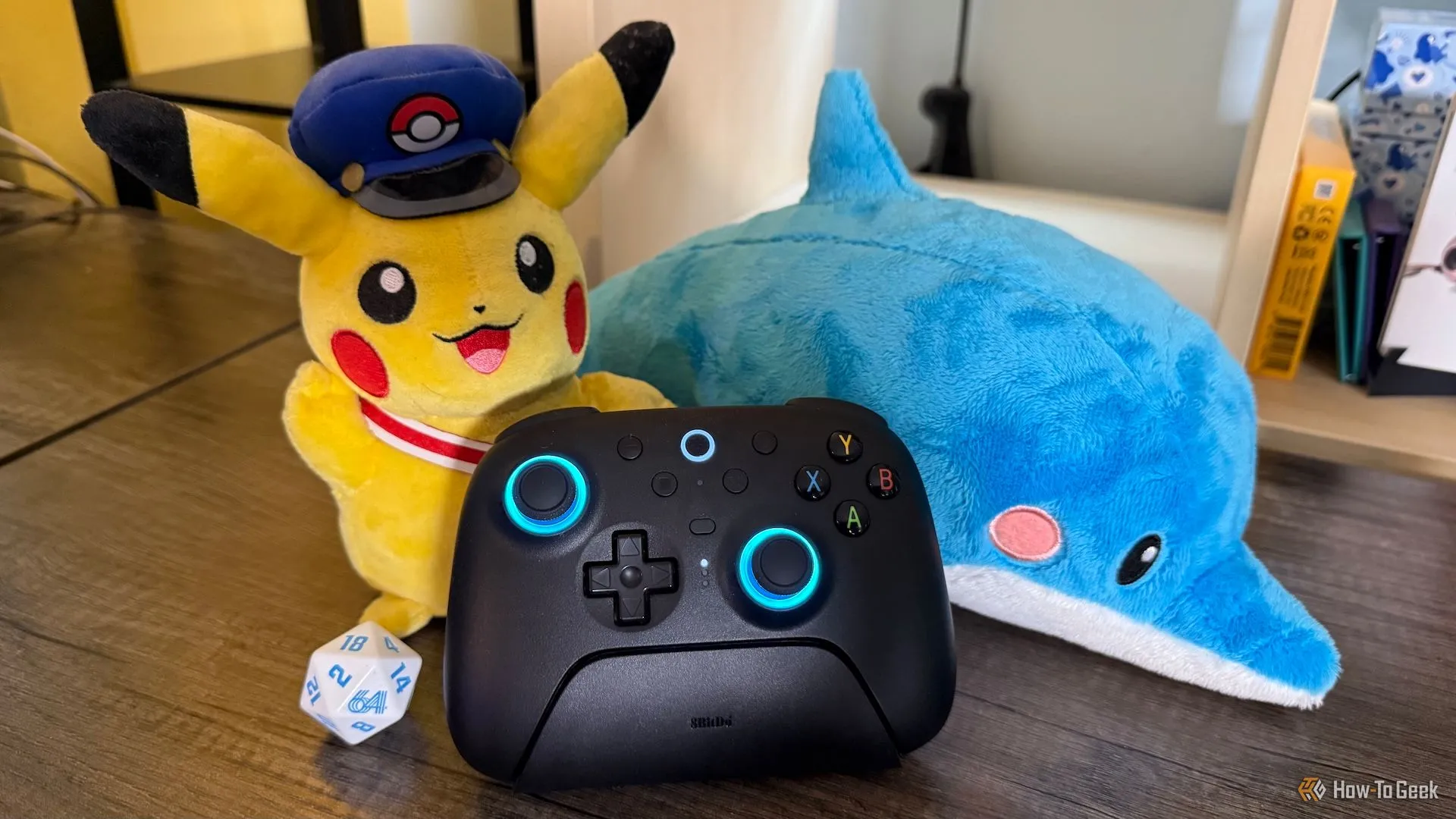 Tay cầm 8BitDo Ultimate 2 Wireless đặt trên dock sạc tiện lợi, minh họa cho trải nghiệm chơi game ổn định và lâu dài.