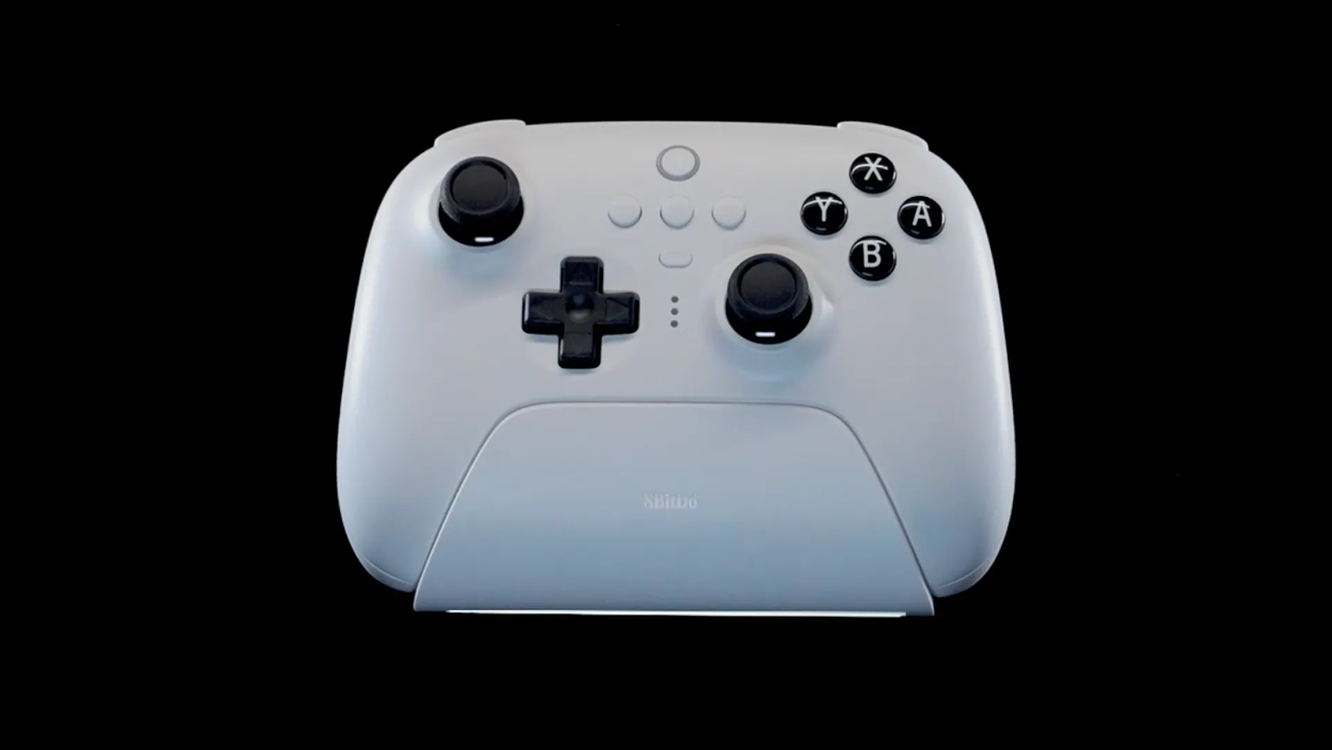 Tay cầm 8BitDo Ultimate Bluetooth màu trắng trên dock sạc, minh họa phiên bản dành cho Nintendo Switch với bố cục nút khác biệt.