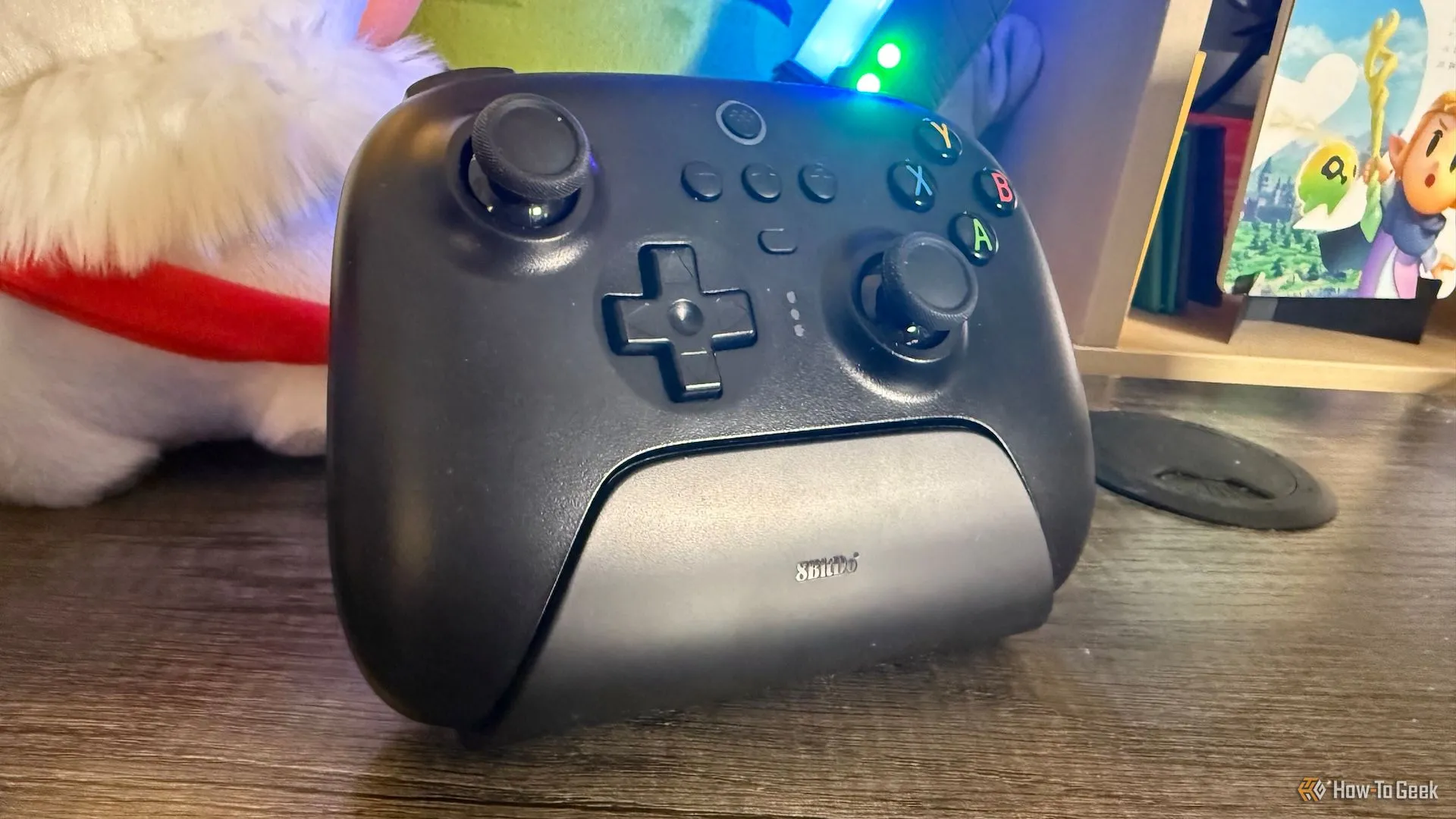 Tay cầm không dây 8BitDo Ultimate 2.4G đặt trên dock sạc tiện lợi, thể hiện thiết kế công thái học và tính năng sạc nhanh.