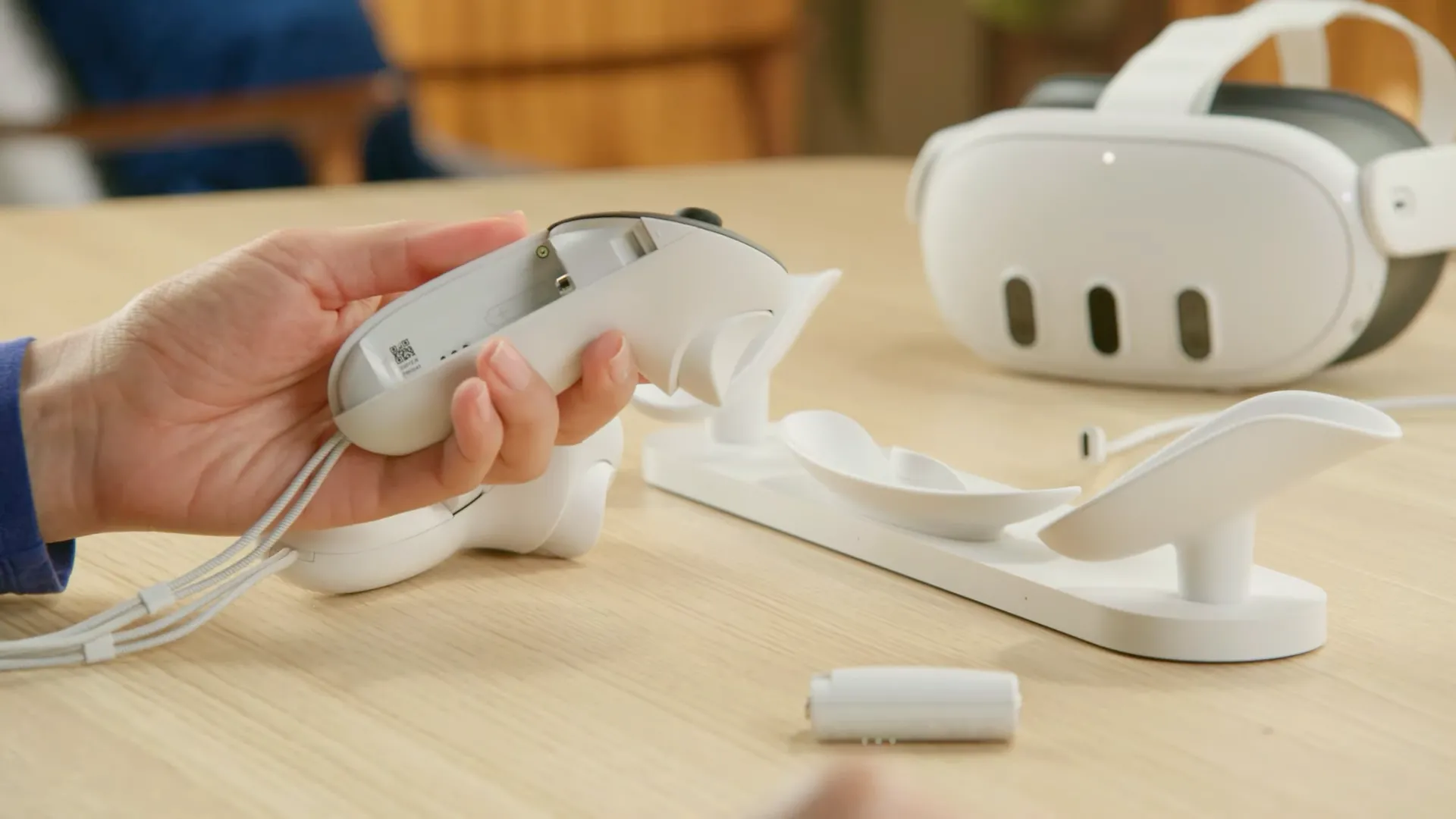 Tay cầm Meta Quest 3 Touch Plus với pin sạc, cùng kính VR Meta Quest 3 và dock sạc không dây, minh họa tiện ích sạc không dây cho thiết bị VR.