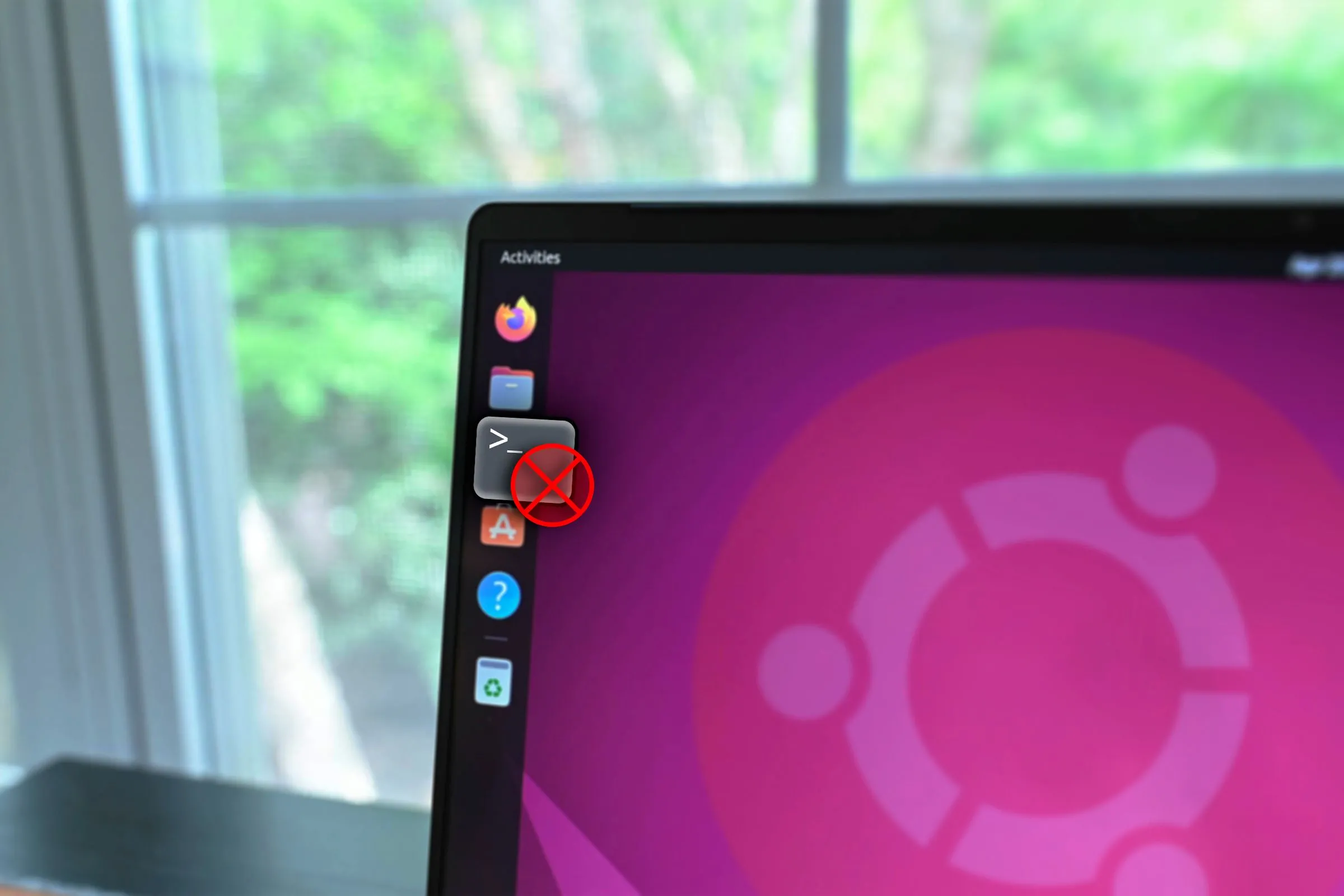Thanh công cụ bên Ubuntu hiển thị cửa sổ Terminal, minh họa khả năng kiểm soát mạnh mẽ qua dòng lệnh trên Linux.